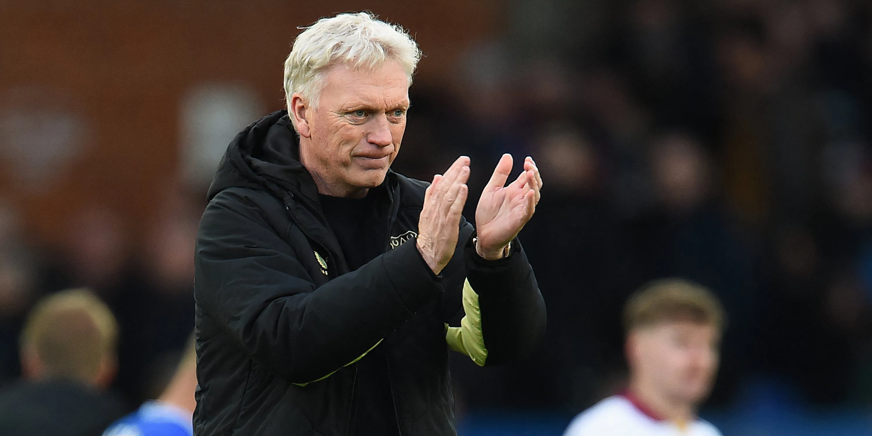 HLV David Moyes của Everton chỉ đạo trên sân