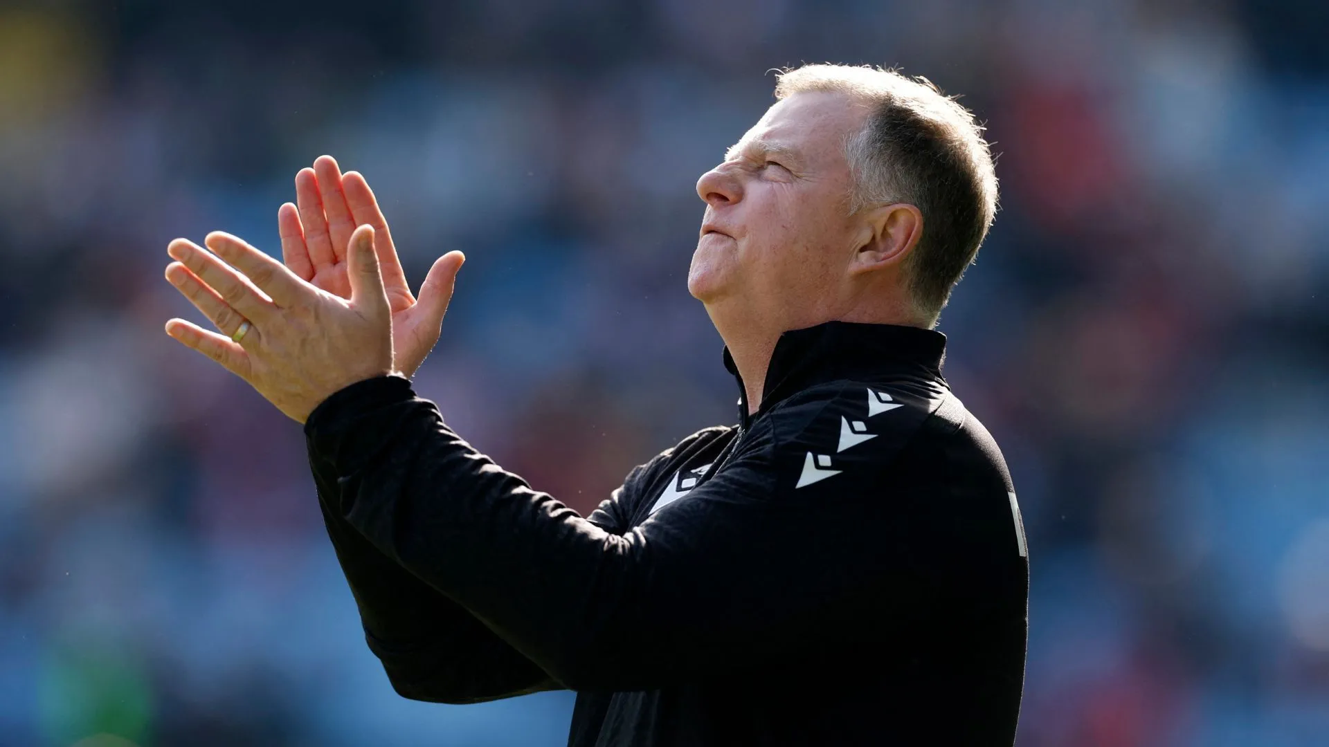 Huấn luyện viên Mark Robins của Stoke City