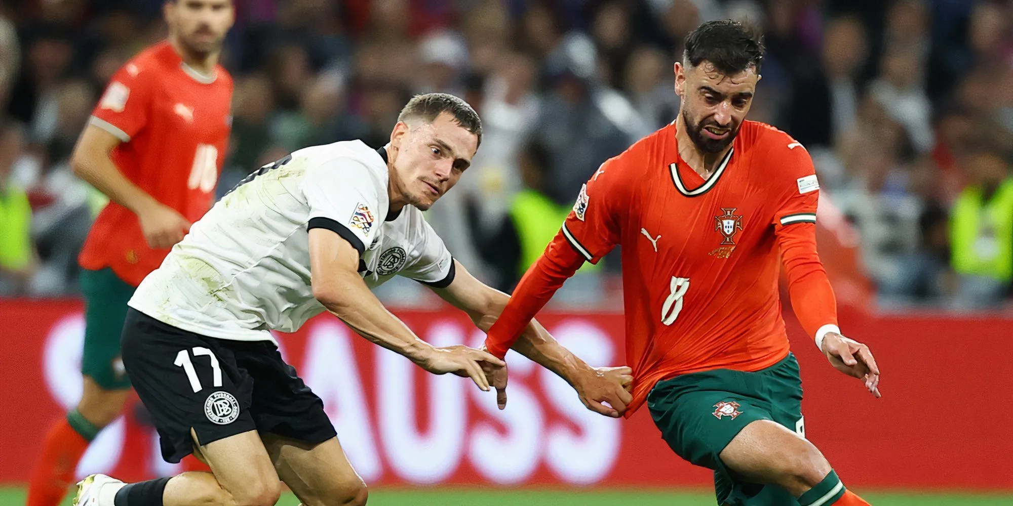 Khoảnh khắc va chạm giữa Florian Wirtz và Bruno Fernandes