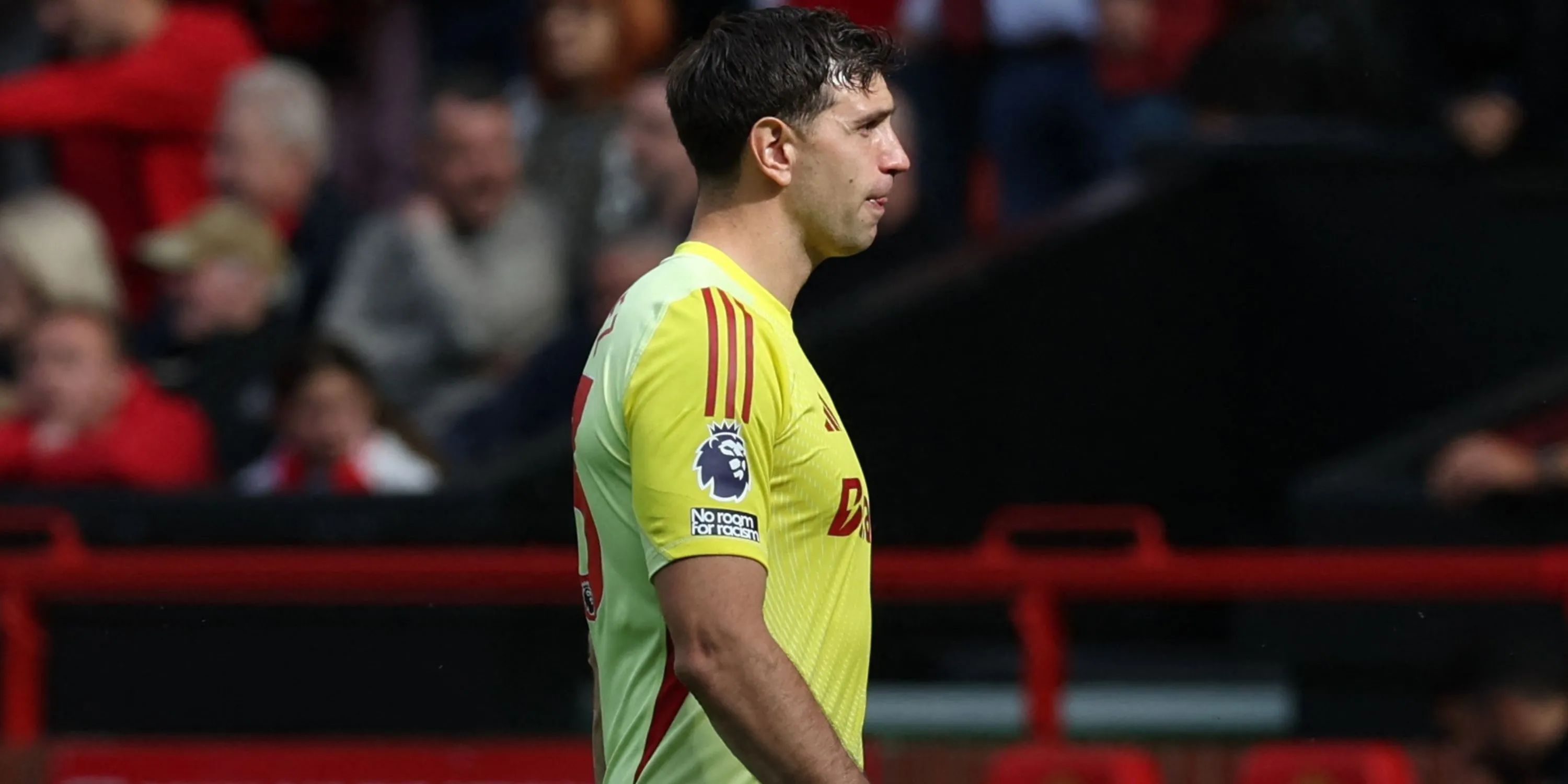 Thủ môn Emi Martinez nhận thẻ đỏ trong trận Aston Villa gặp Manchester United