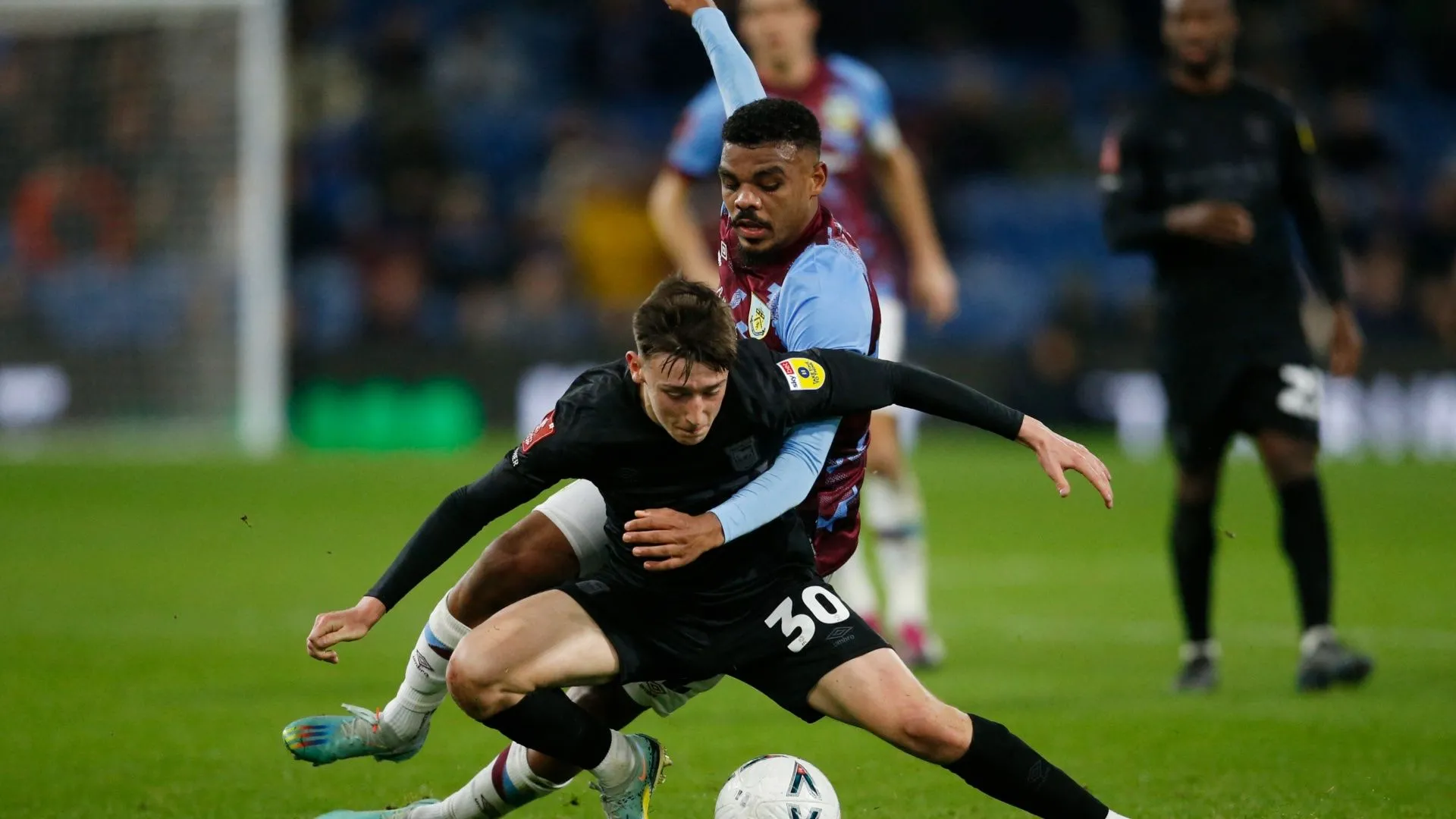 Tiền vệ trẻ Cameron Humphreys của Ipswich Town sẵn sàng cạnh tranh vị trí tại Championship