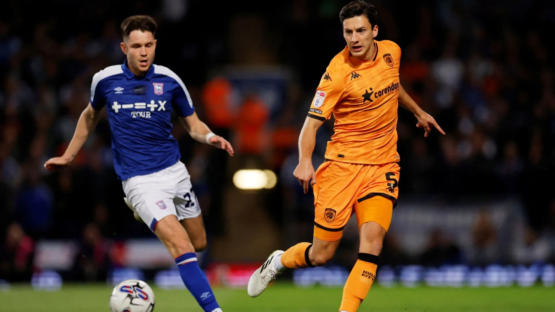 Alfie Jones thi đấu cho Hull City, trụ cột hàng phòng ngự trong nhiều mùa giải.