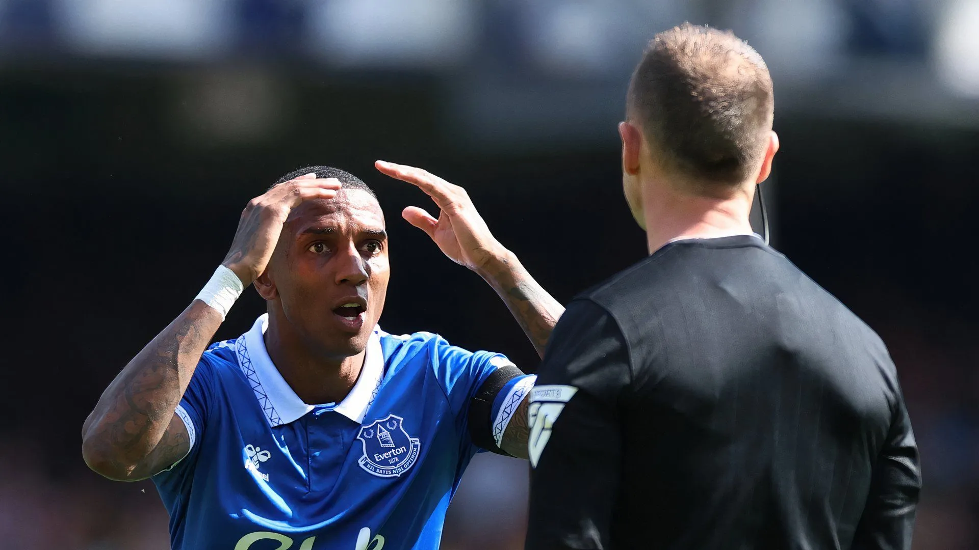Ashley Young trong màu áo Everton, cho thấy kinh nghiệm dày dặn của cựu ngôi sao Premier League sắp cập bến Ipswich Town.