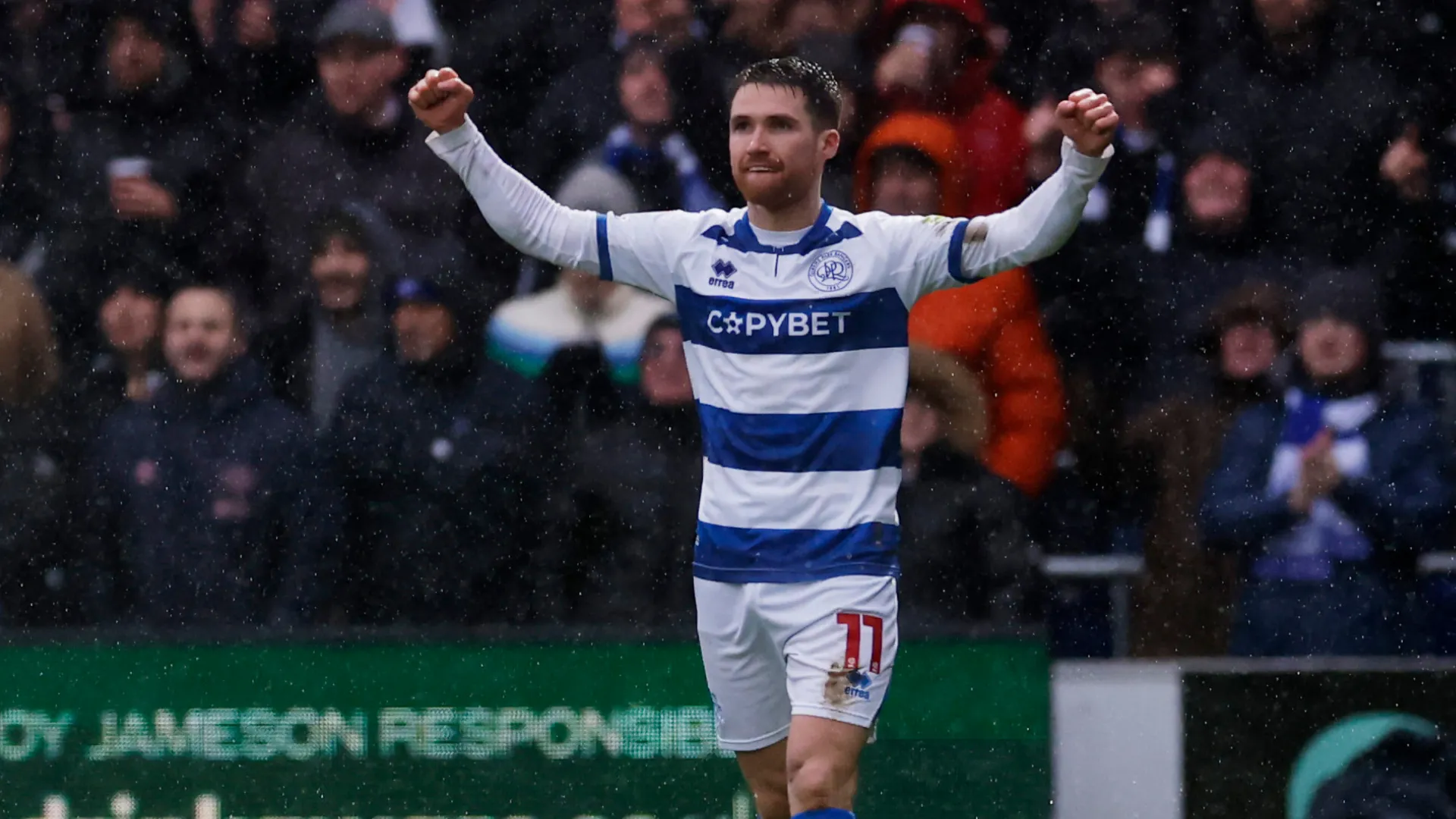 Cầu thủ chạy cánh Paul Smyth trong trận đấu cho QPR