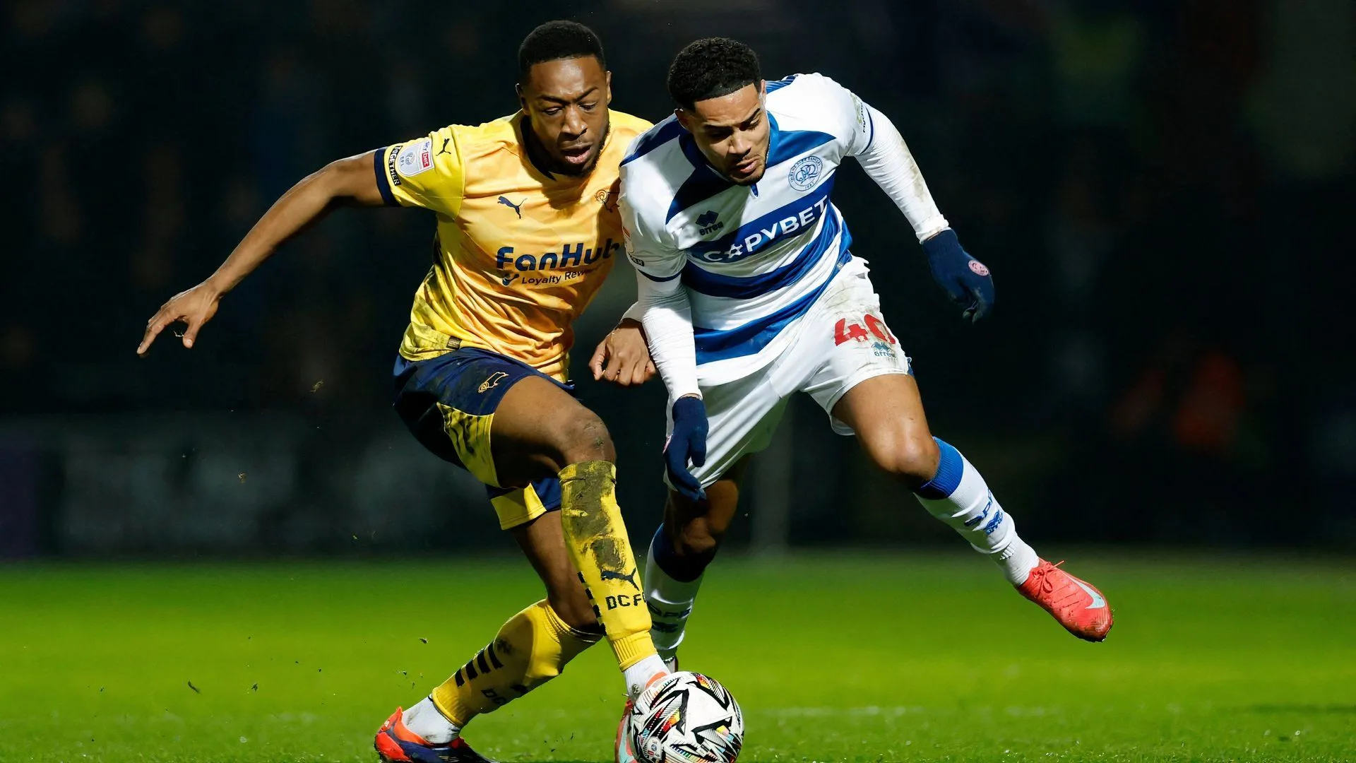 Cầu thủ Jonathan Varane của QPR trên sân cỏ.