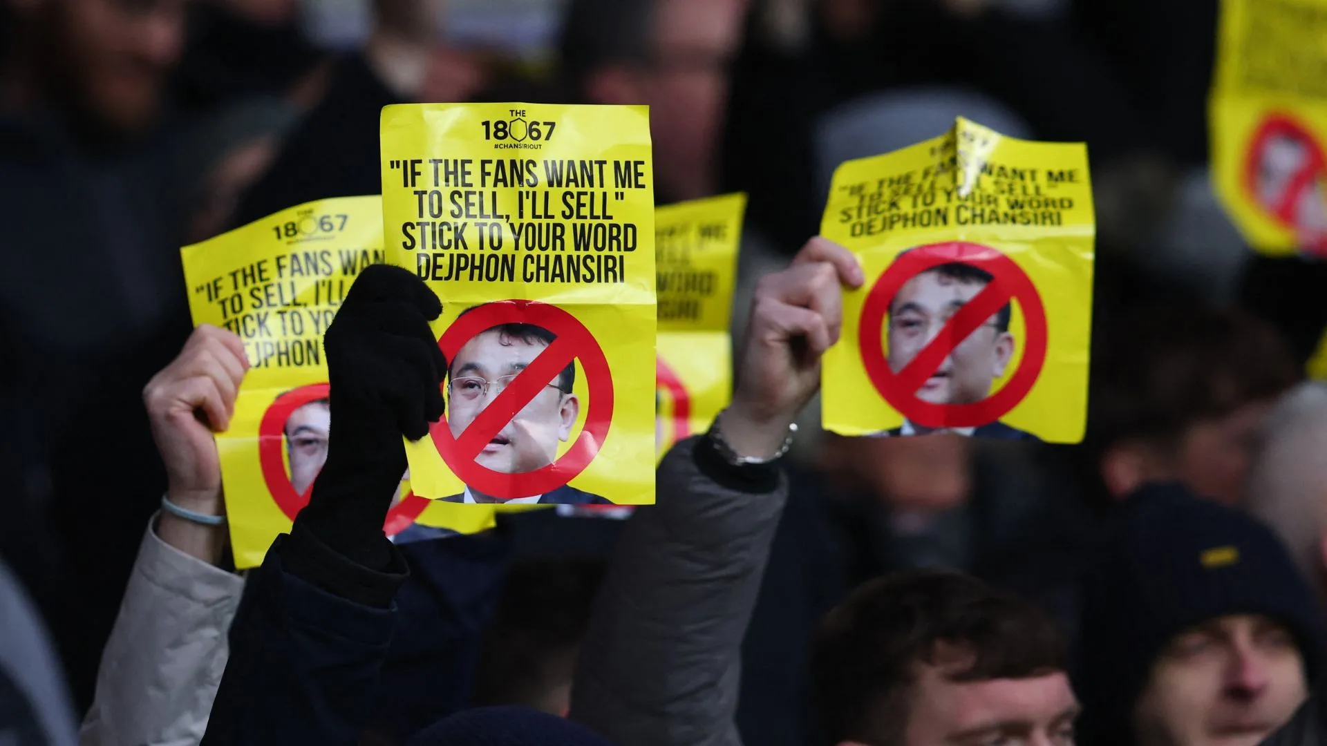 Cổ động viên Sheffield Wednesday biểu tình phản đối chủ tịch Dejphon Chansiri