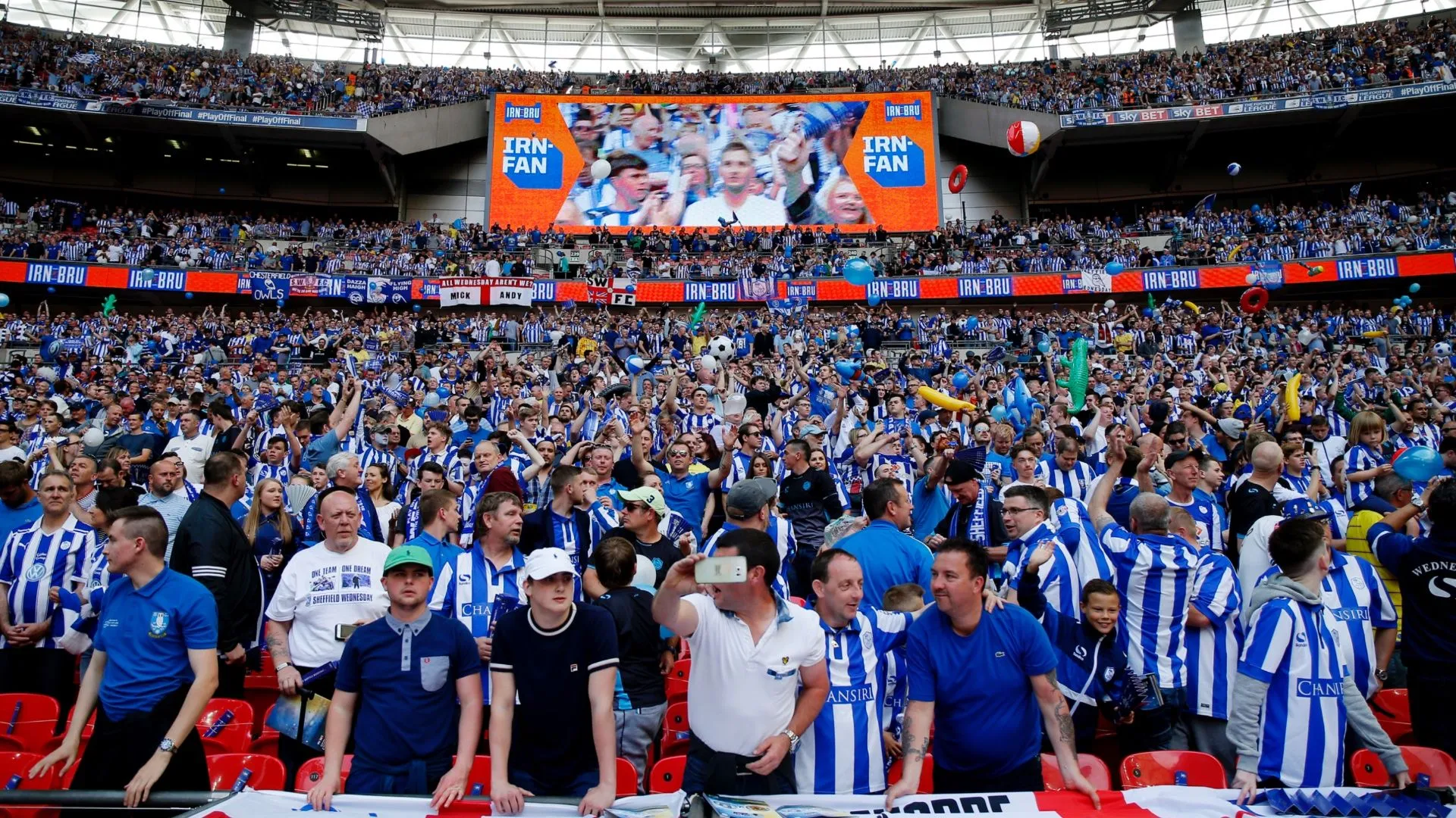 Cổ động viên Sheffield Wednesday cuồng nhiệt trên khán đài