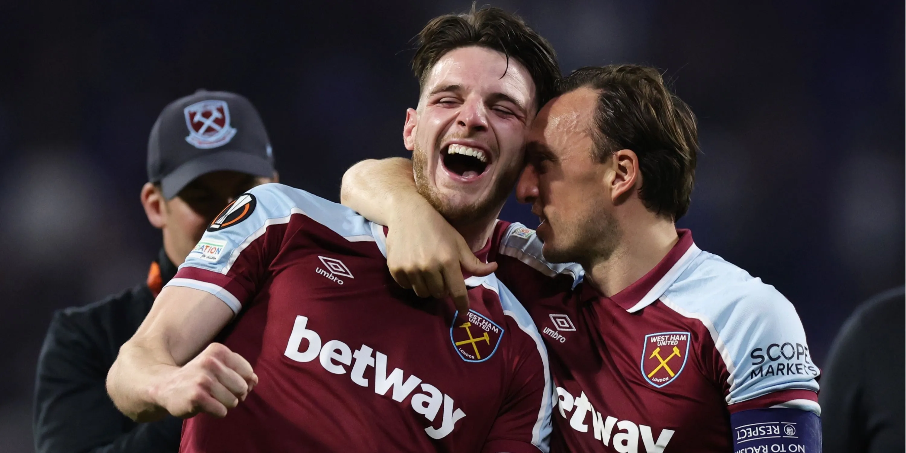 Declan Rice (trái) và Dan Chesters (phải) trên sân tập West Ham, thể hiện sự ổn định của Rice dưới thời Moyes.