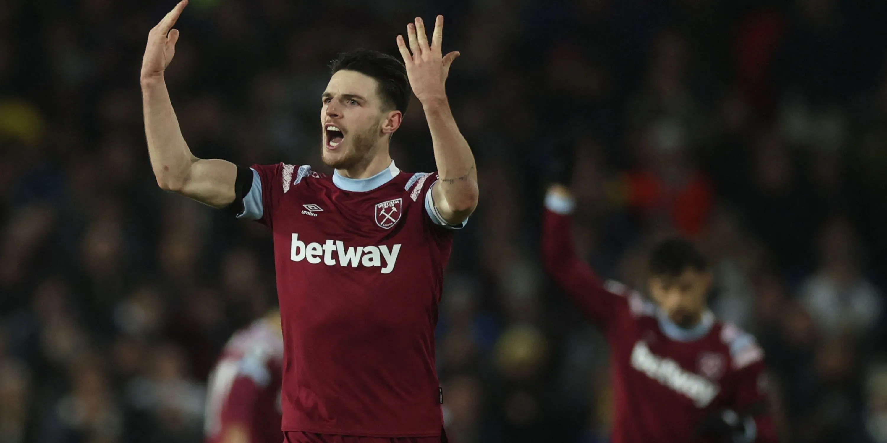 Declan Rice trong màu áo West Ham United, tiền vệ trẻ trưởng thành vượt bậc dưới sự dẫn dắt của HLV David Moyes.