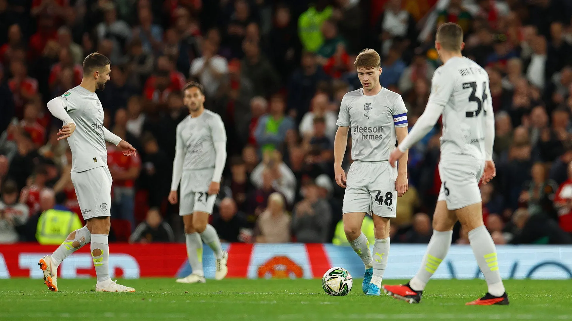 Đội trưởng Barnsley Luca Connell cùng đồng đội