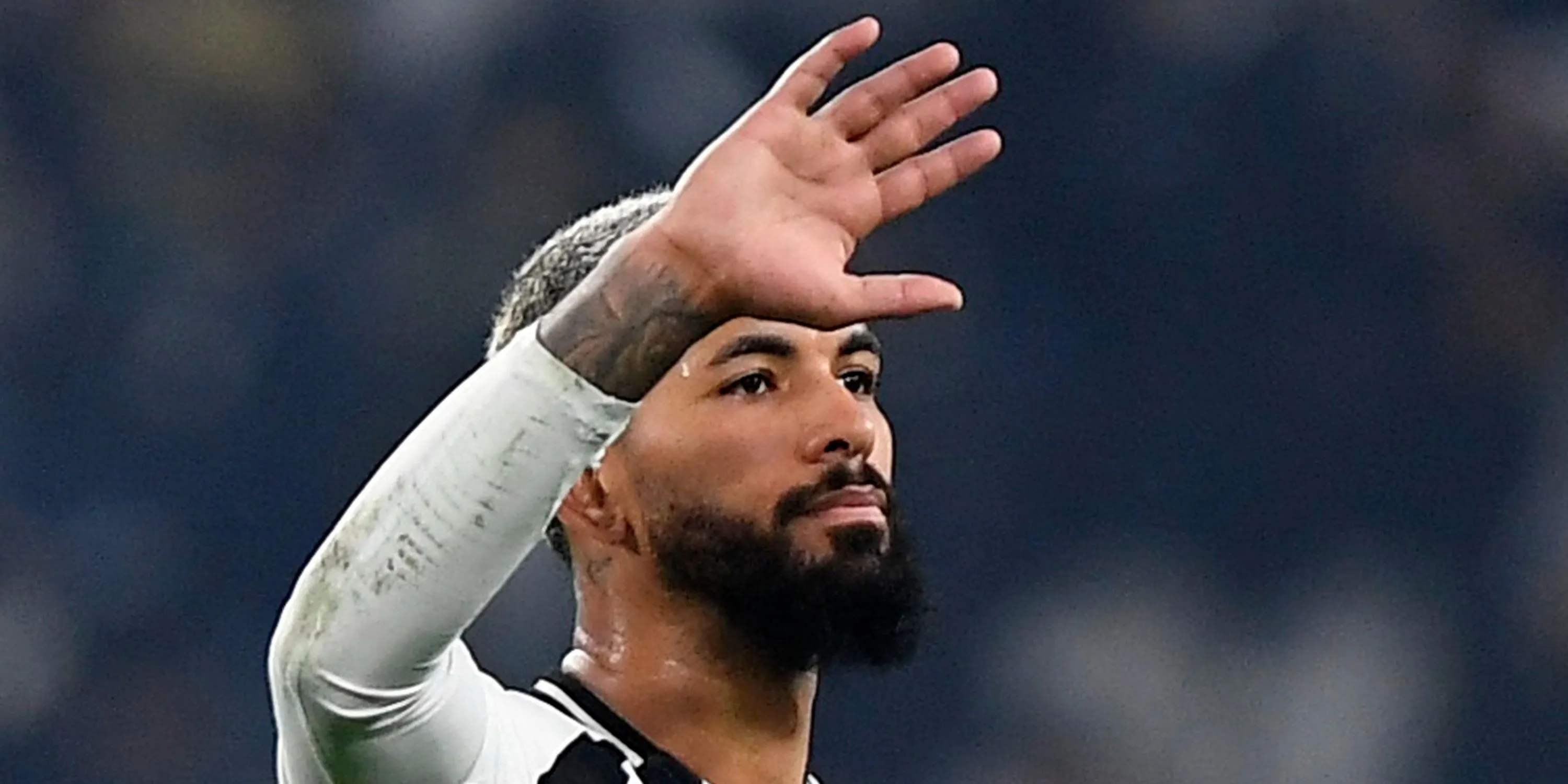 Douglas Luiz trong màu áo Juventus, tiền vệ đang tìm kiếm bến đỗ mới và được liên hệ chặt chẽ với Everton.