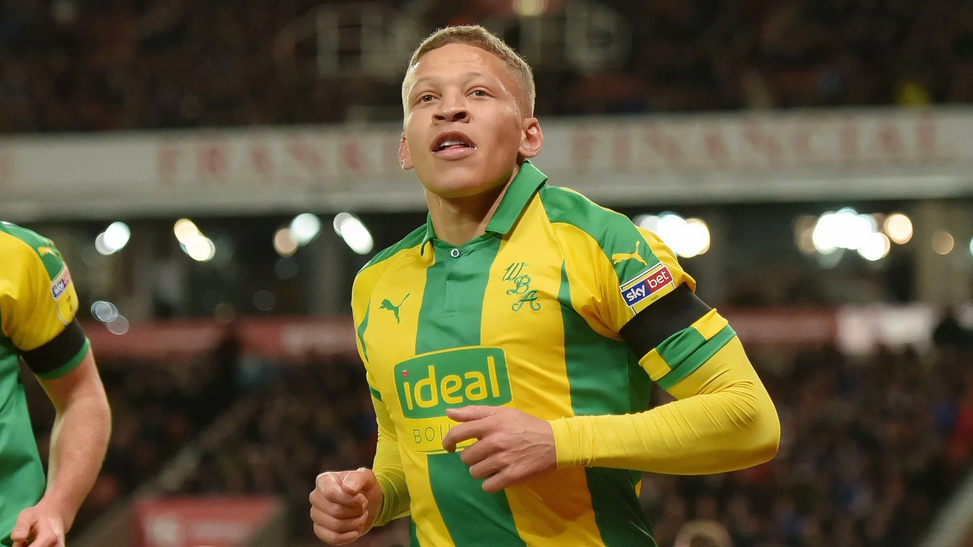 Dwight Gayle ăn mừng bàn thắng cho West Brom tại Championship