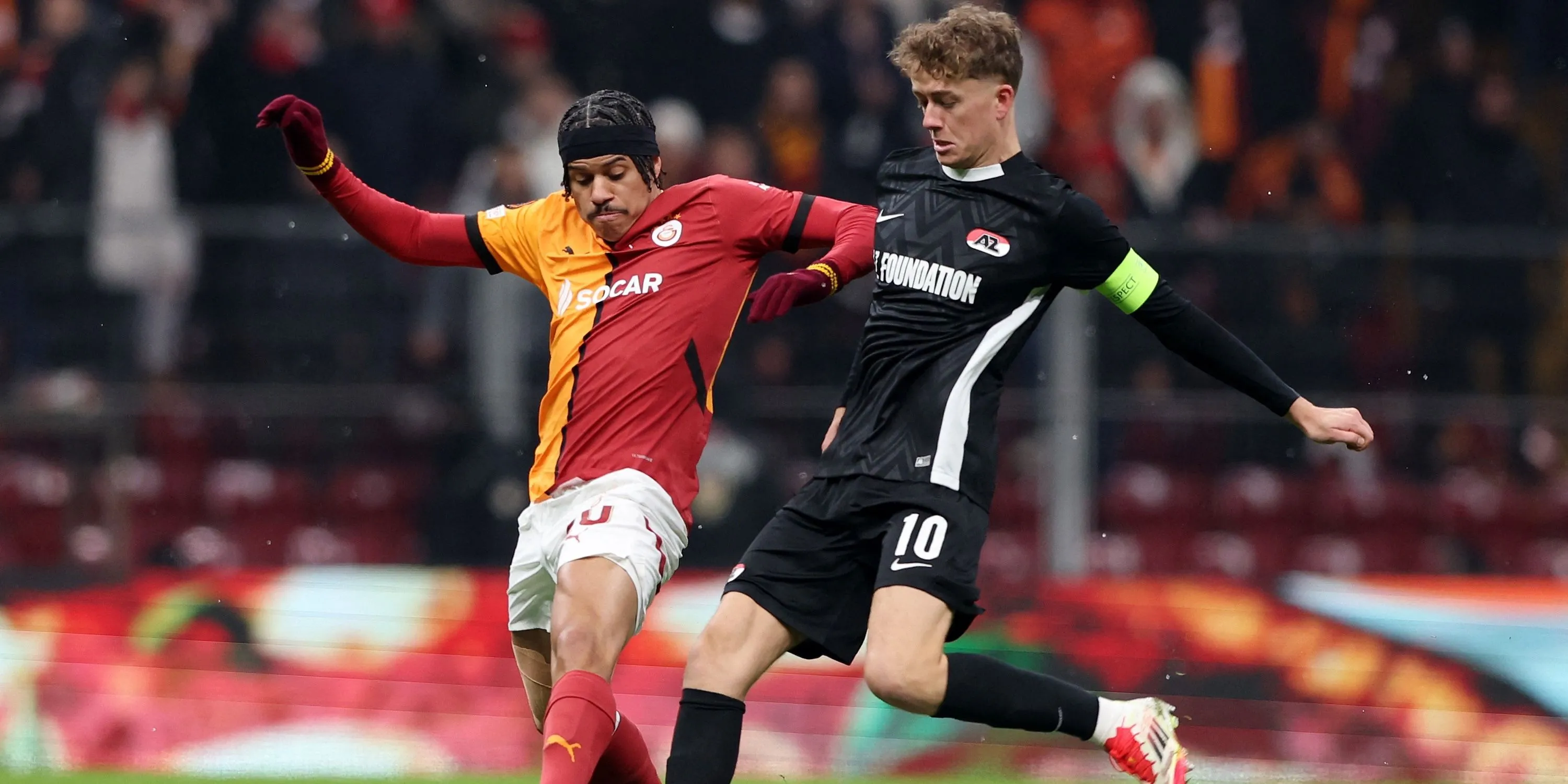 Gabriel Sara của Galatasaray đối đầu với Sven Mijnans của AZ Alkmaar, thể hiện kinh nghiệm thi đấu quốc tế của Sara.