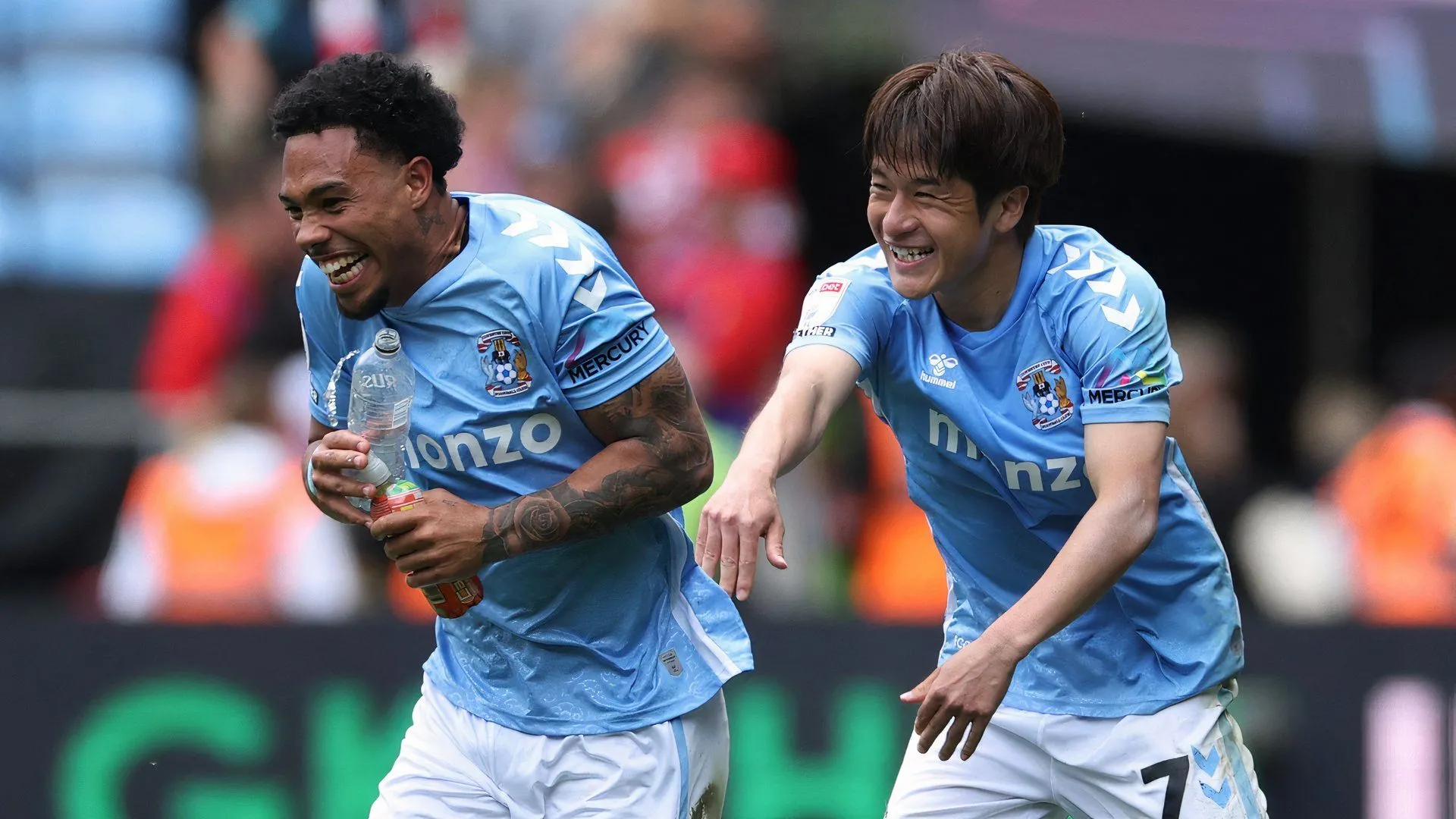 Hậu vệ Milan van Ewijk trong màu áo Coventry City