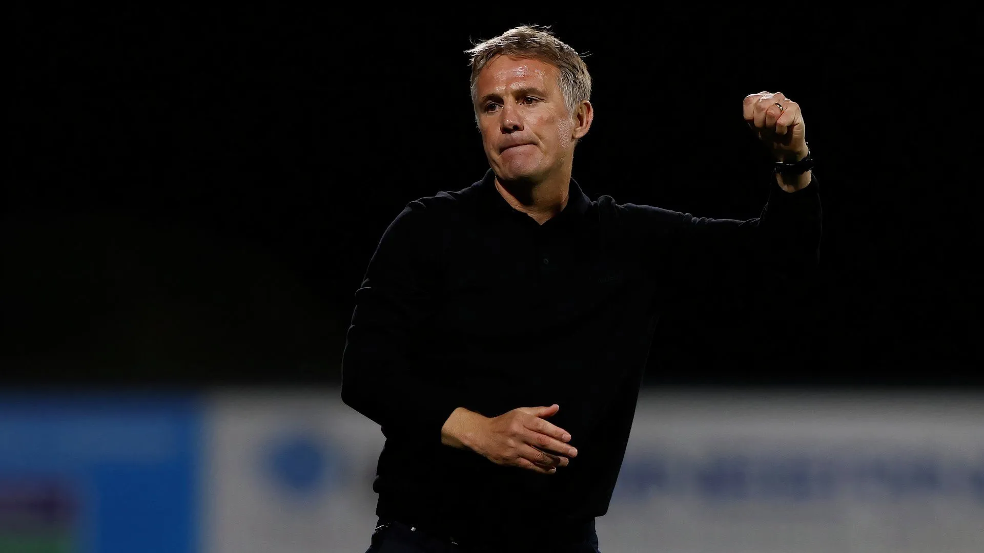HLV Phil Parkinson của Wrexham ăn mừng, người đang nỗ lực xây dựng đội hình cho Championship.