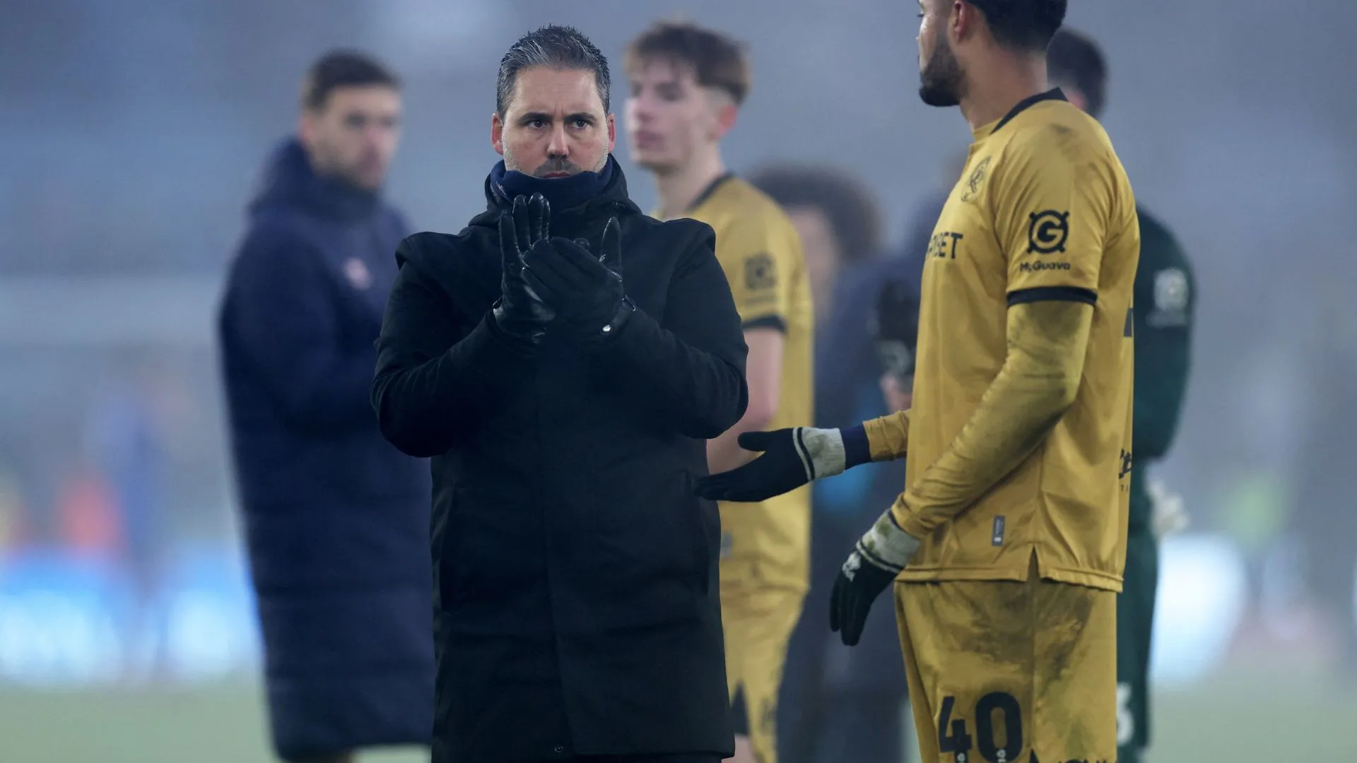 Huấn luyện viên Marti Cifuentes trên sân trong trận đấu giữa QPR và Leicester City