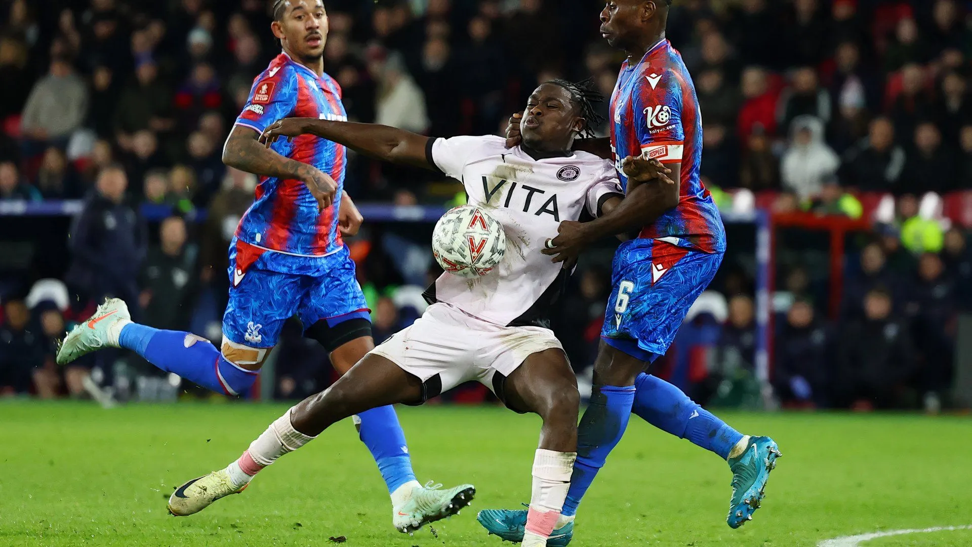 Isaac Olaofe thi đấu cho Stockport County, tiền đạo được Charlton quan tâm
