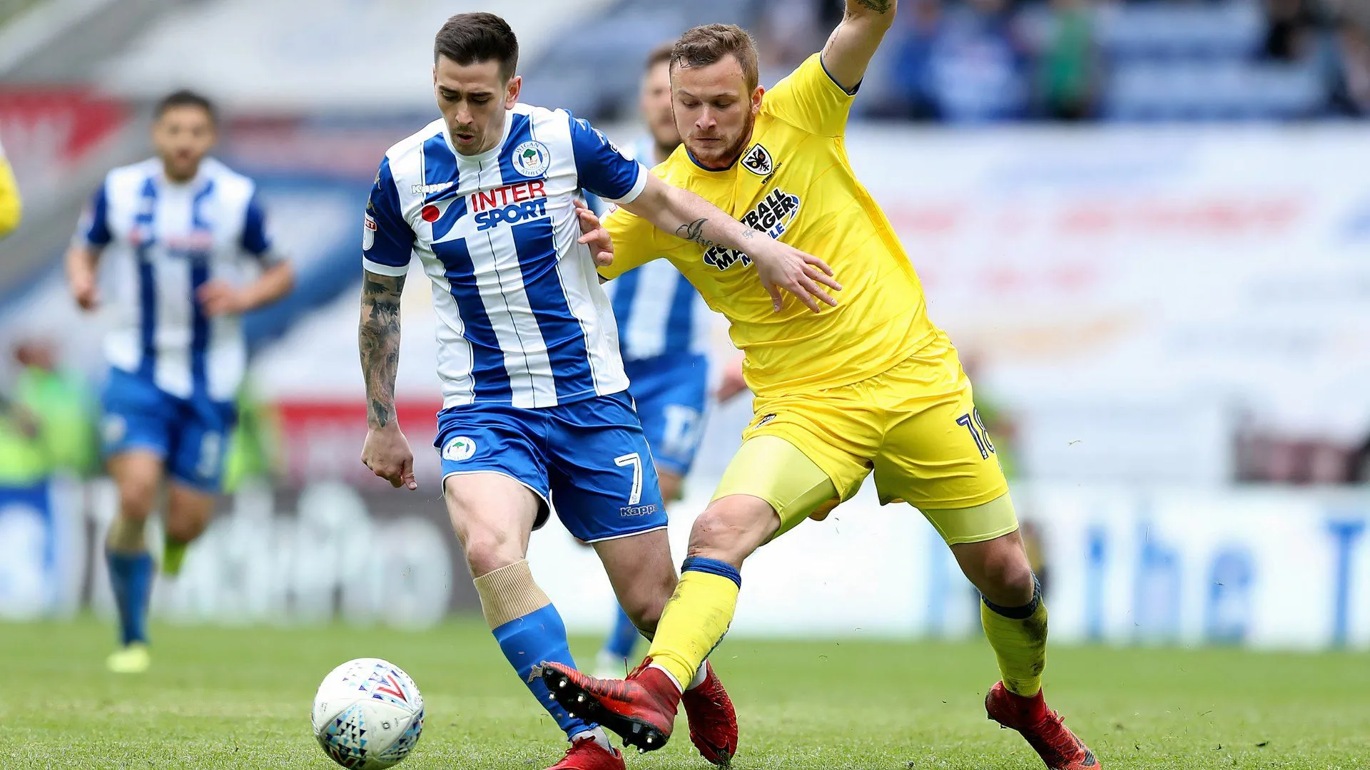 Jamie Walker trong màu áo Wigan đối đầu AFC Wimbledon