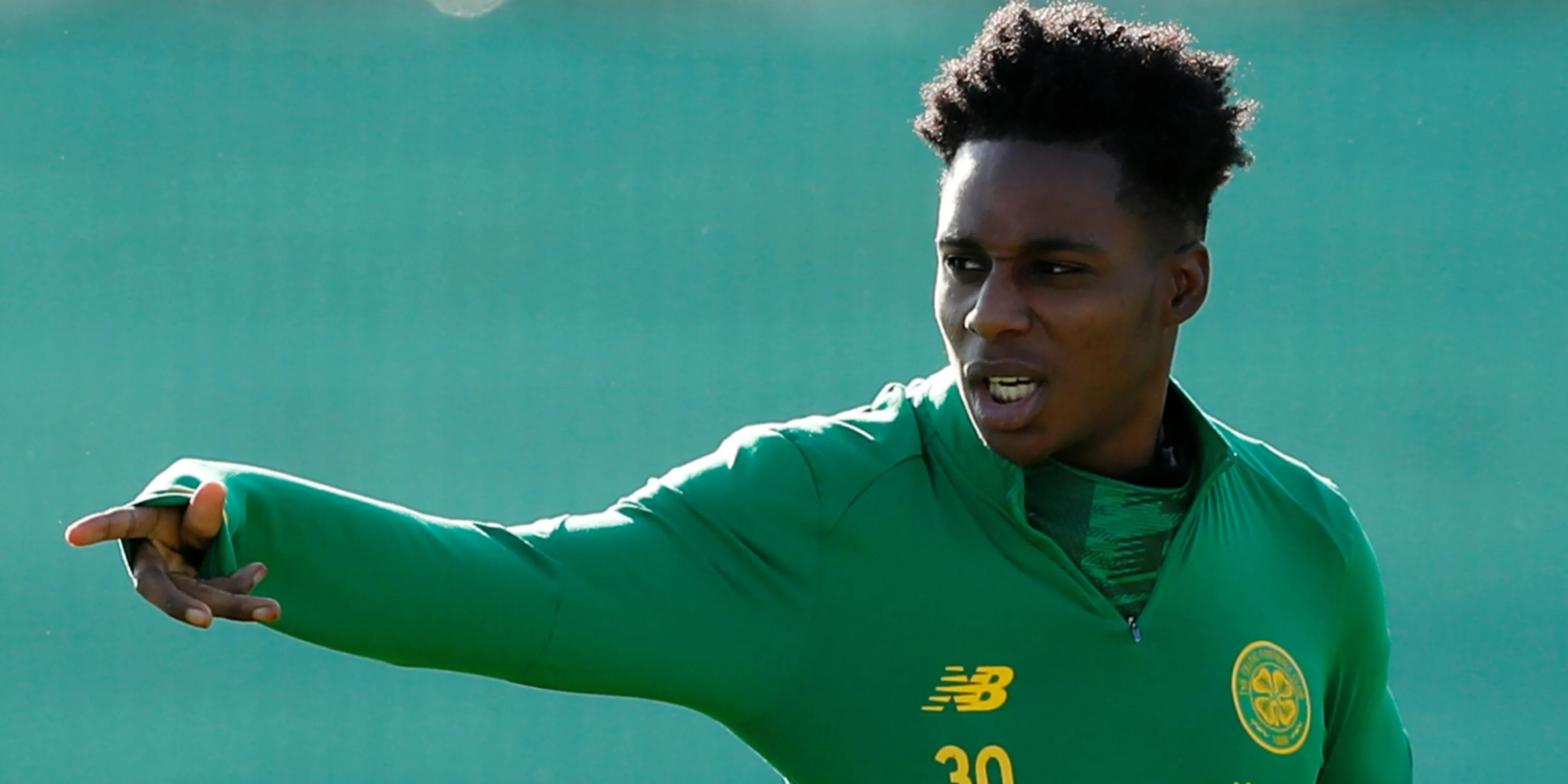 Jeremie Frimpong ăn mừng trong màu áo Celtic, hình mẫu cho các thương vụ trẻ thành công.