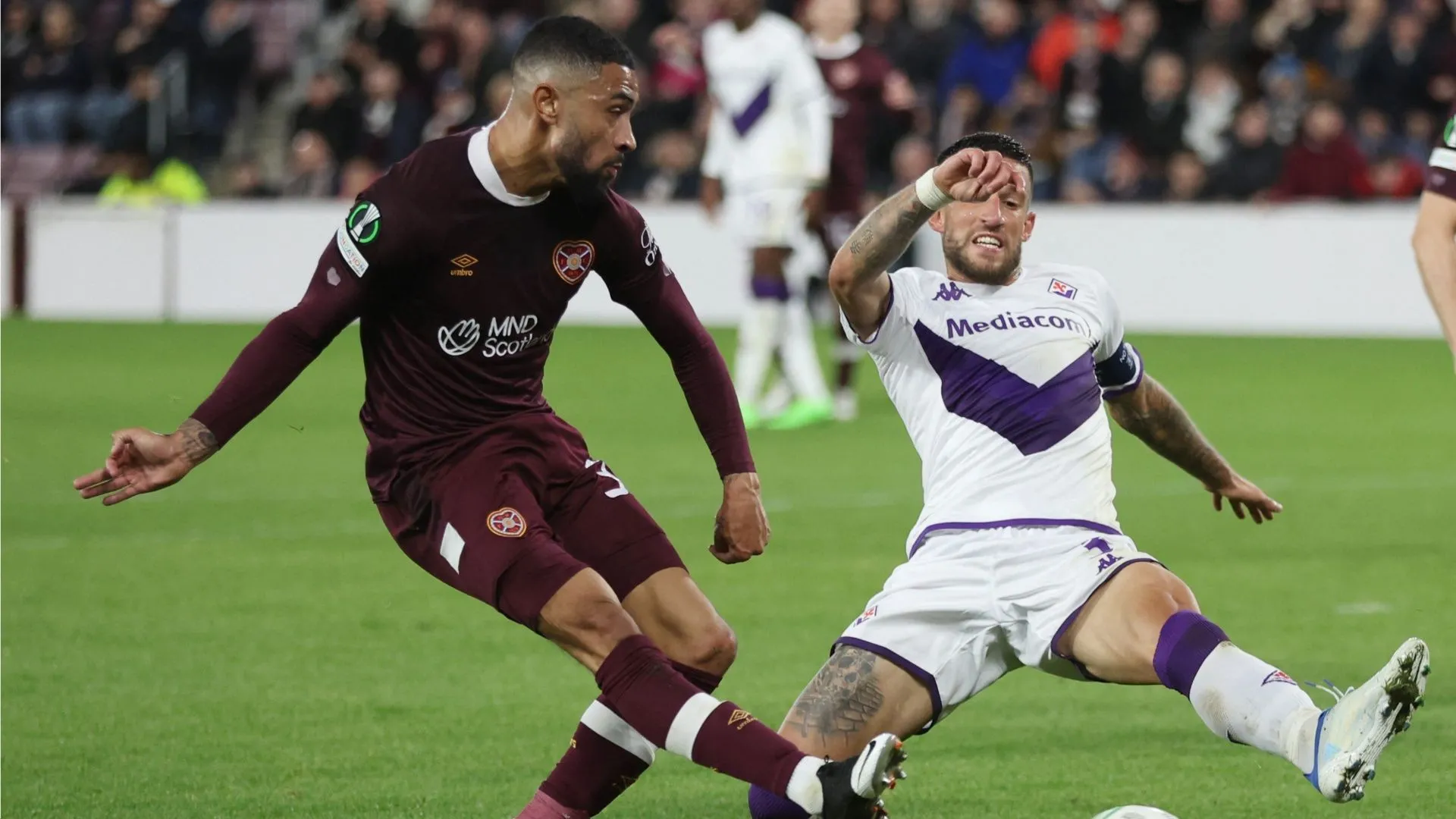 Josh Ginnelly ăn mừng bàn thắng trong màu áo Hearts, giai đoạn anh đạt phong độ đỉnh cao trước khi đến Swansea.