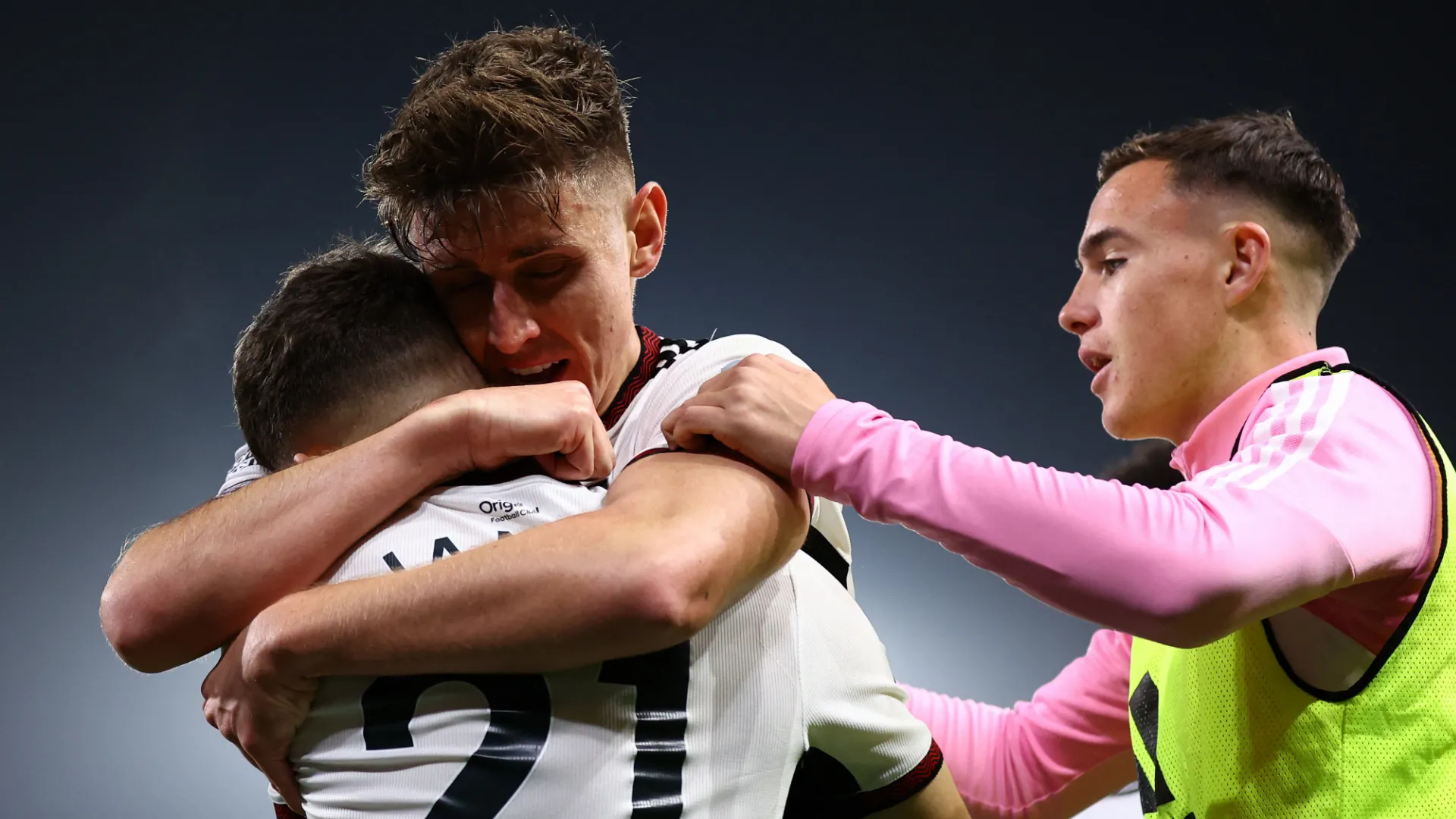 Luke Harris ăn mừng bàn thắng cùng Fulham