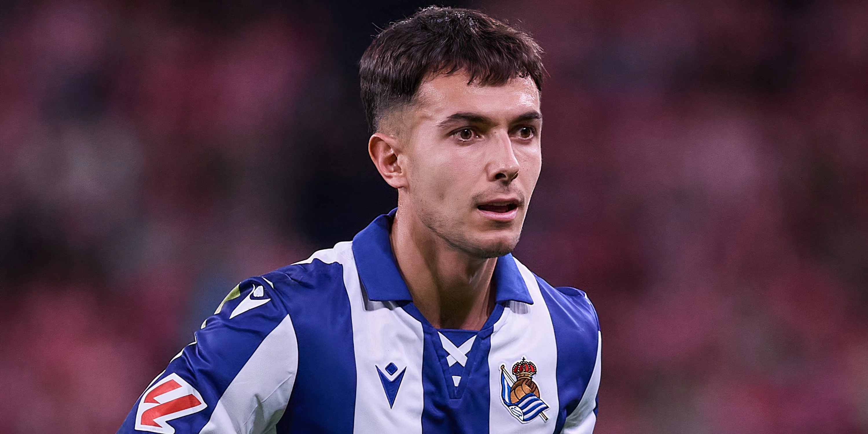 Martin Zubimendi thi đấu cho Real Sociedad trên sân cỏ