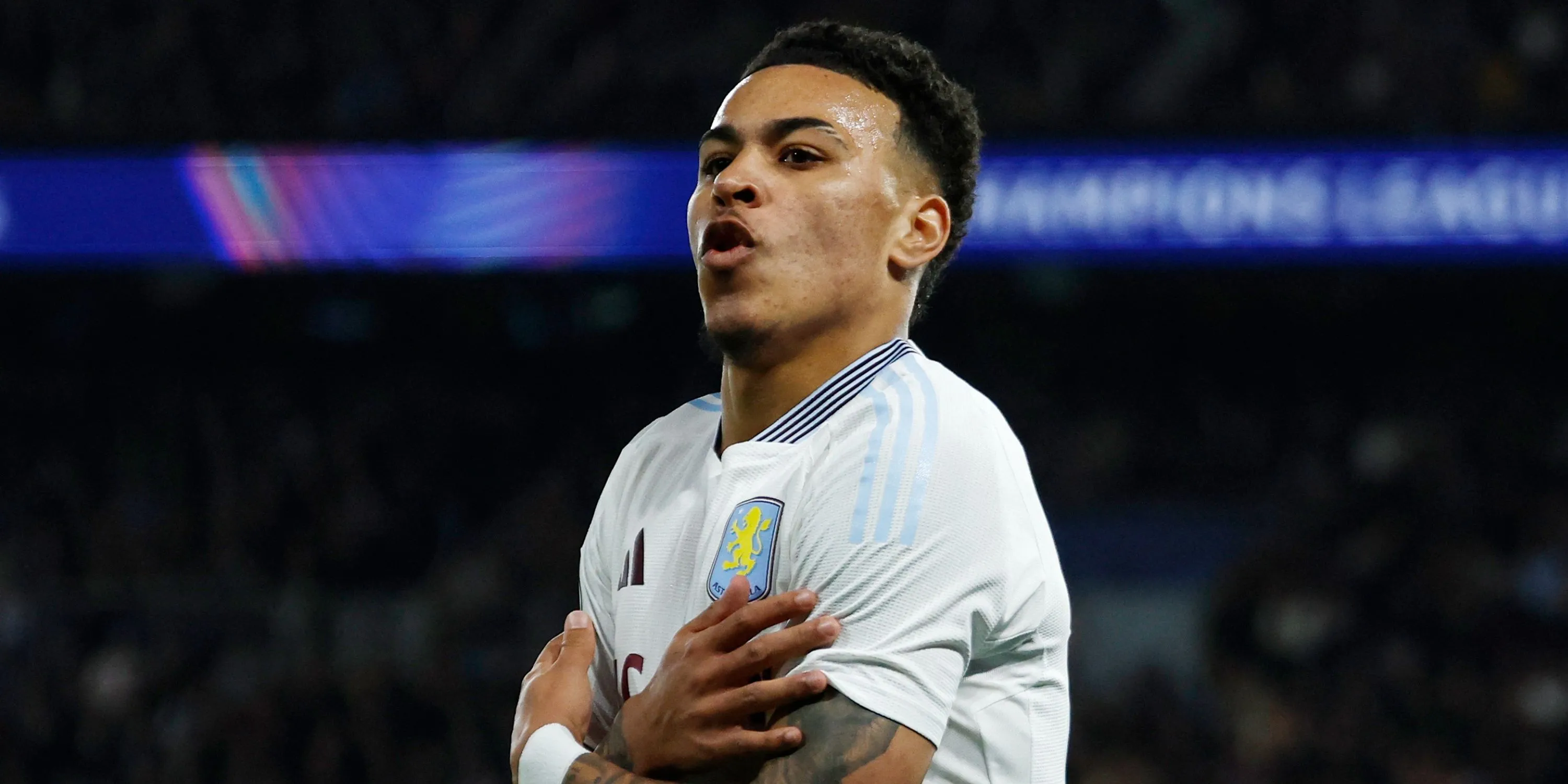 Morgan Rogers trong màu áo câu lạc bộ Aston Villa