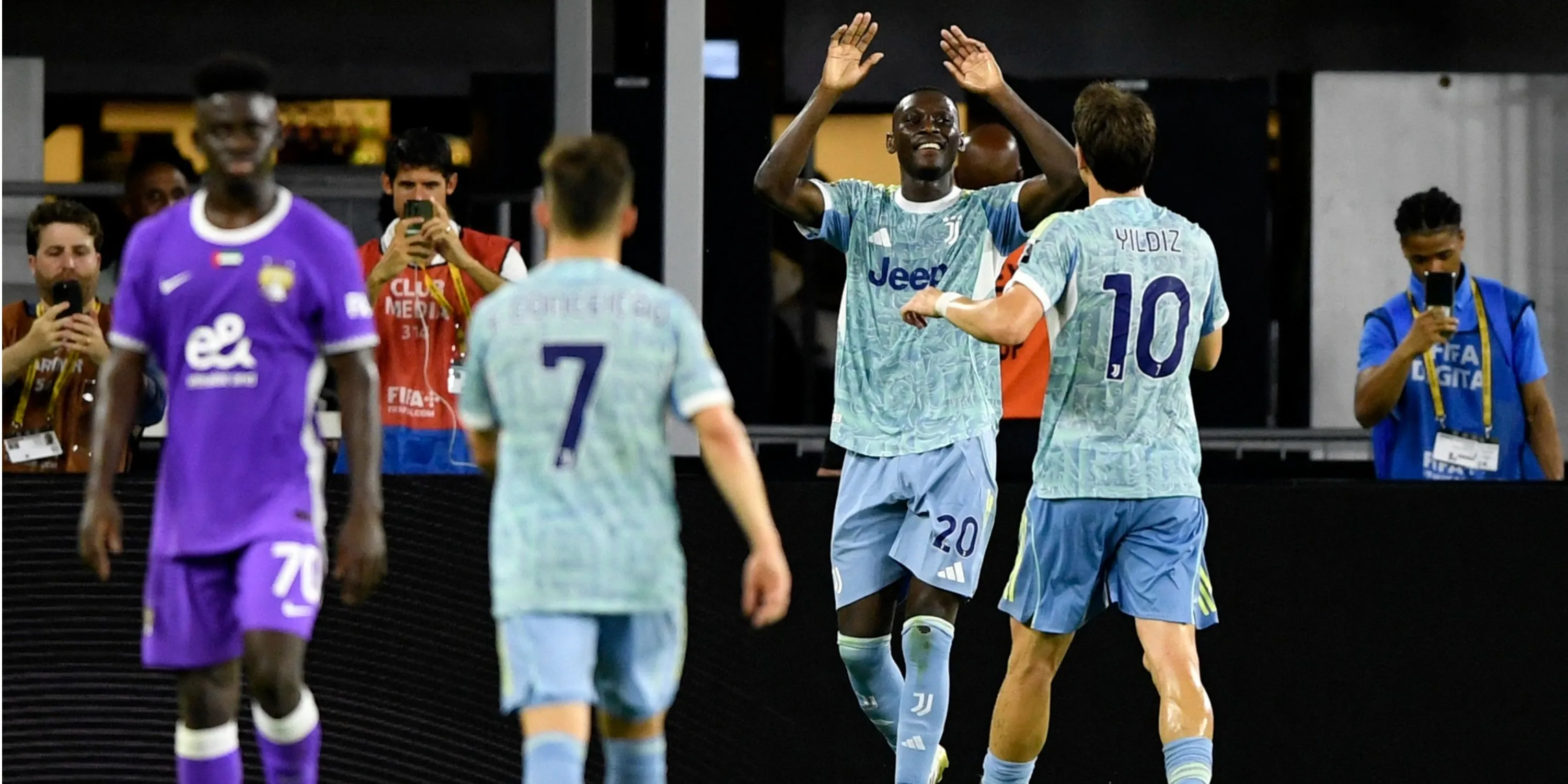 Randal Kolo Muani thi đấu đầy nỗ lực trên sân cỏ, cầu thủ được ví như Anthony Martial mới