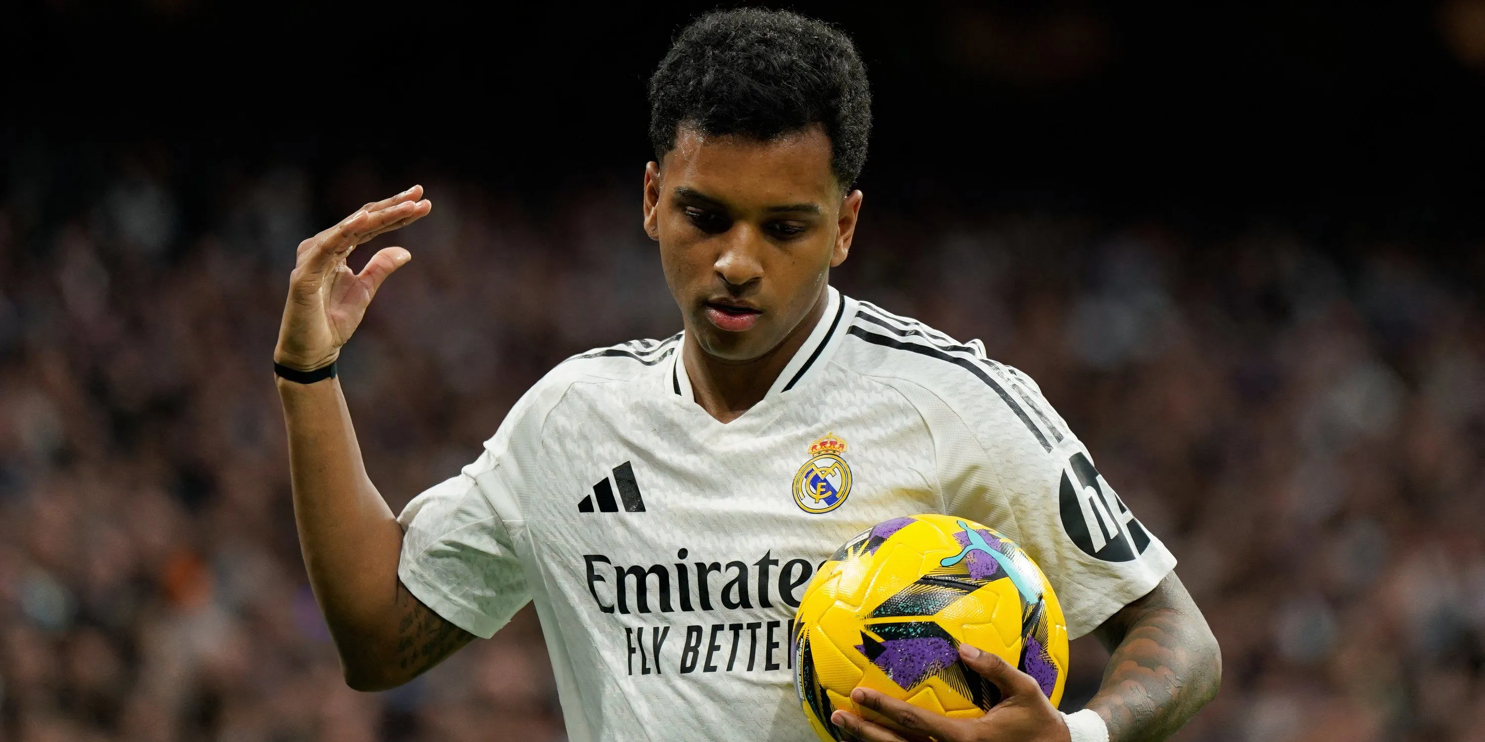 Rodrygo trong màu áo Real Madrid, biểu cảm tập trung cho thấy sự nỗ lực của tiền đạo đang được Tottenham theo đuổi