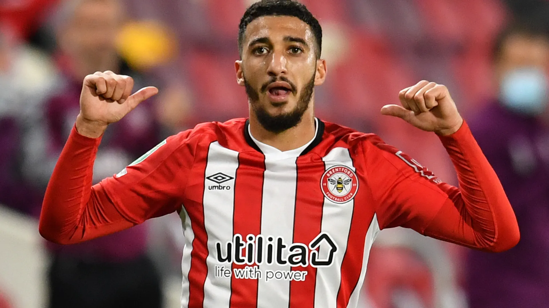 Said Benrahma trong màu áo Brentford phô diễn kỹ năng đi bóng