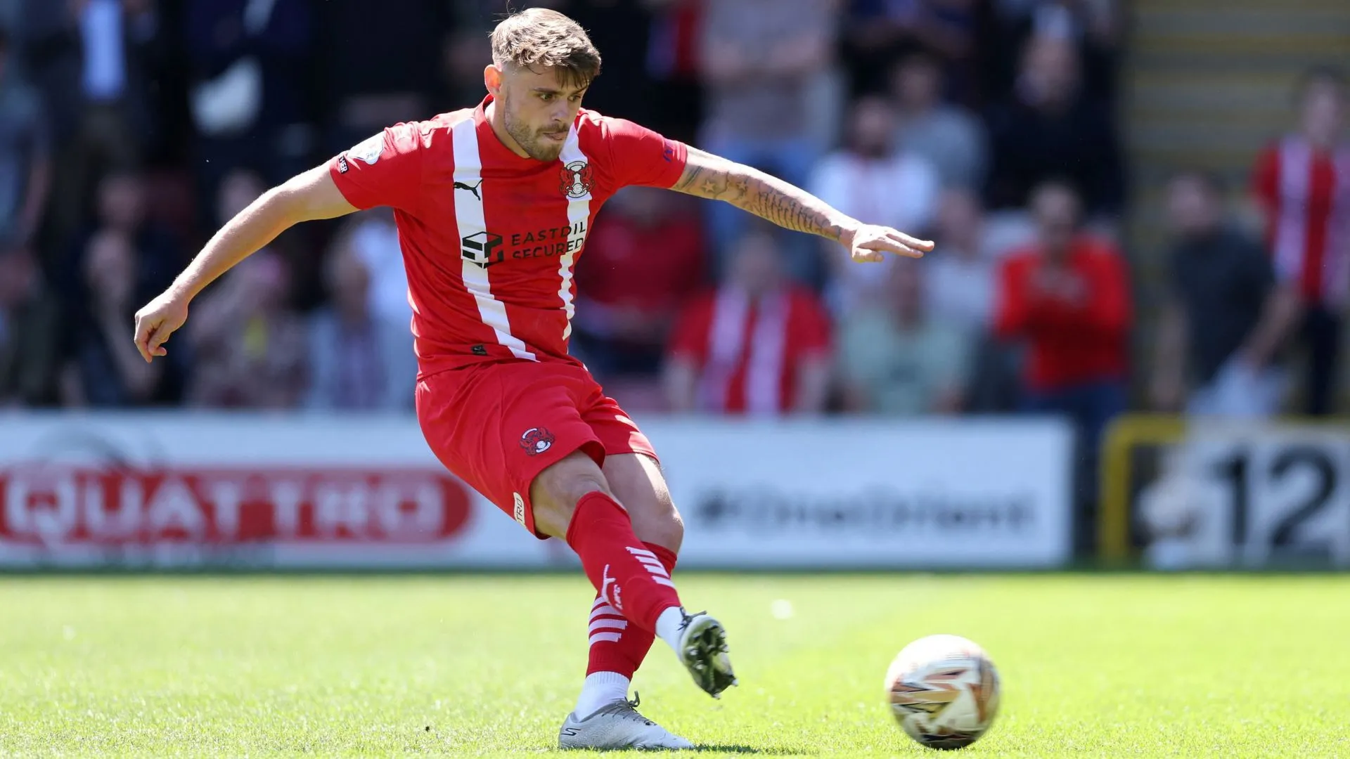 Tiền đạo Charlie Kelman của QPR ăn mừng bàn thắng, người có thể gây áp lực lên Alfie Lloyd