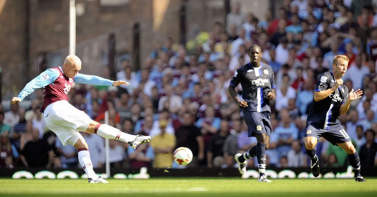 Tiền đạo Dean Ashton thi đấu cho West Ham United trước khi chấn thương ảnh hưởng sự nghiệp