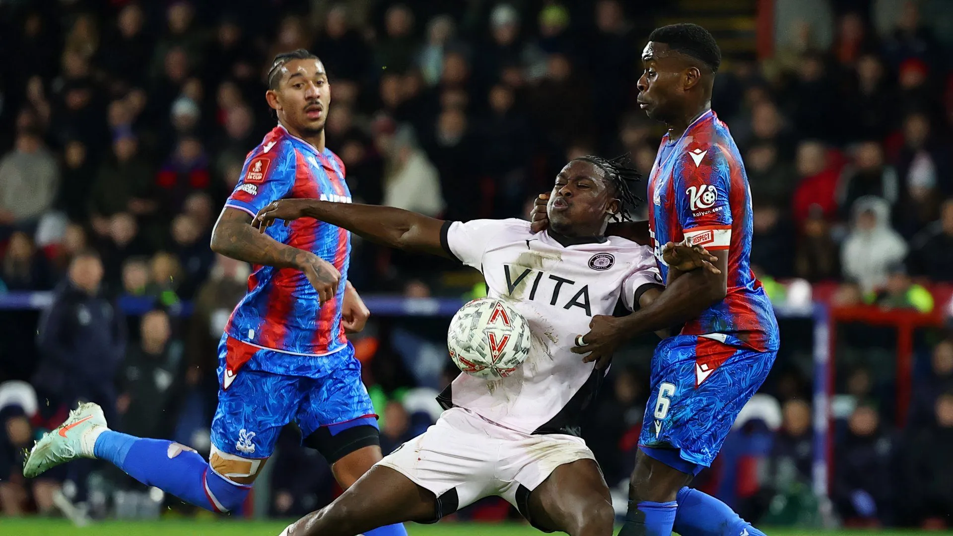 Tiền đạo Isaac Olaofe trong màu áo Stockport County