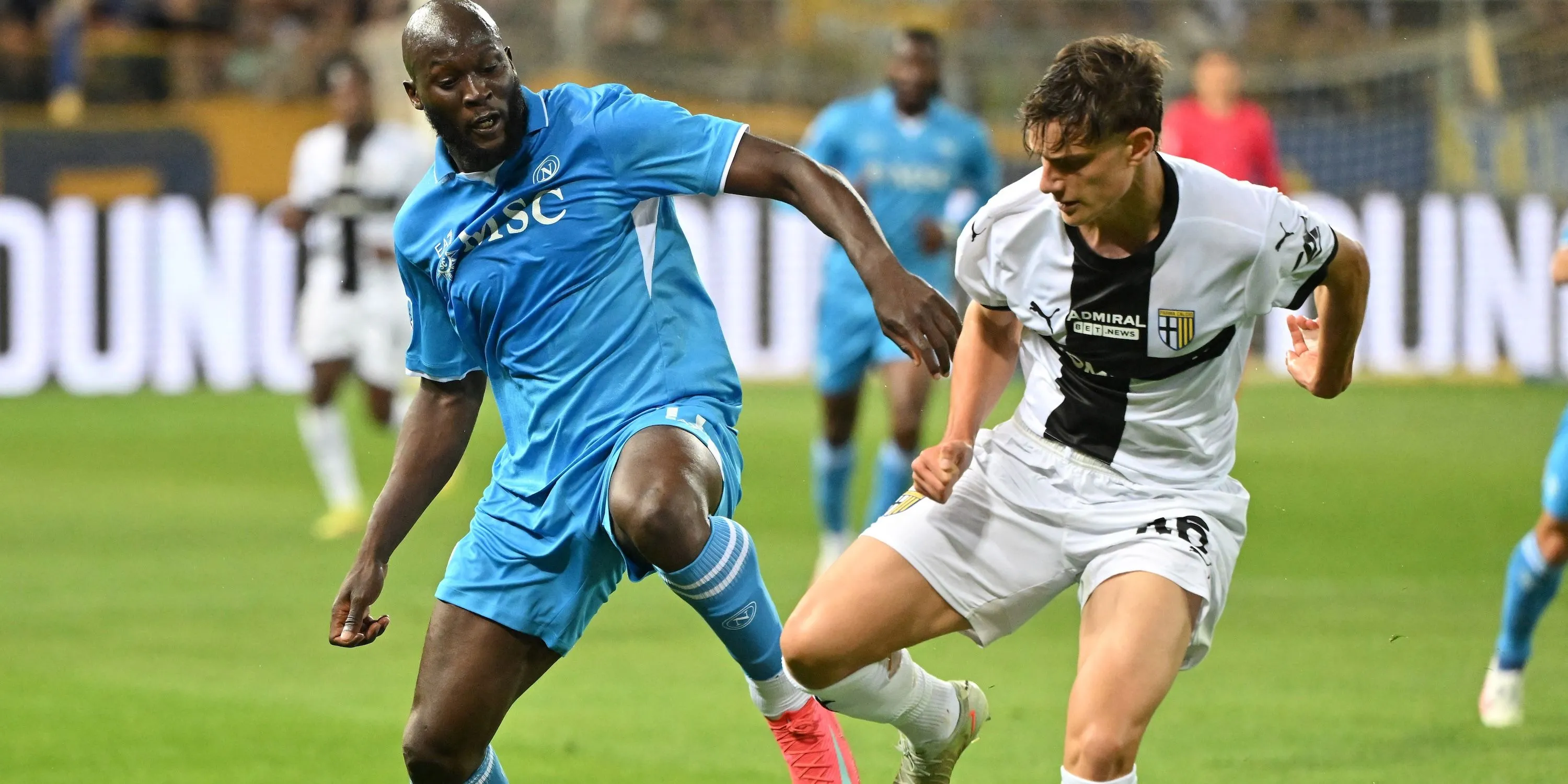 Tiền đạo Romelu Lukaku (Napoli) tranh chấp bóng với hậu vệ Giovanni Leoni (Parma)