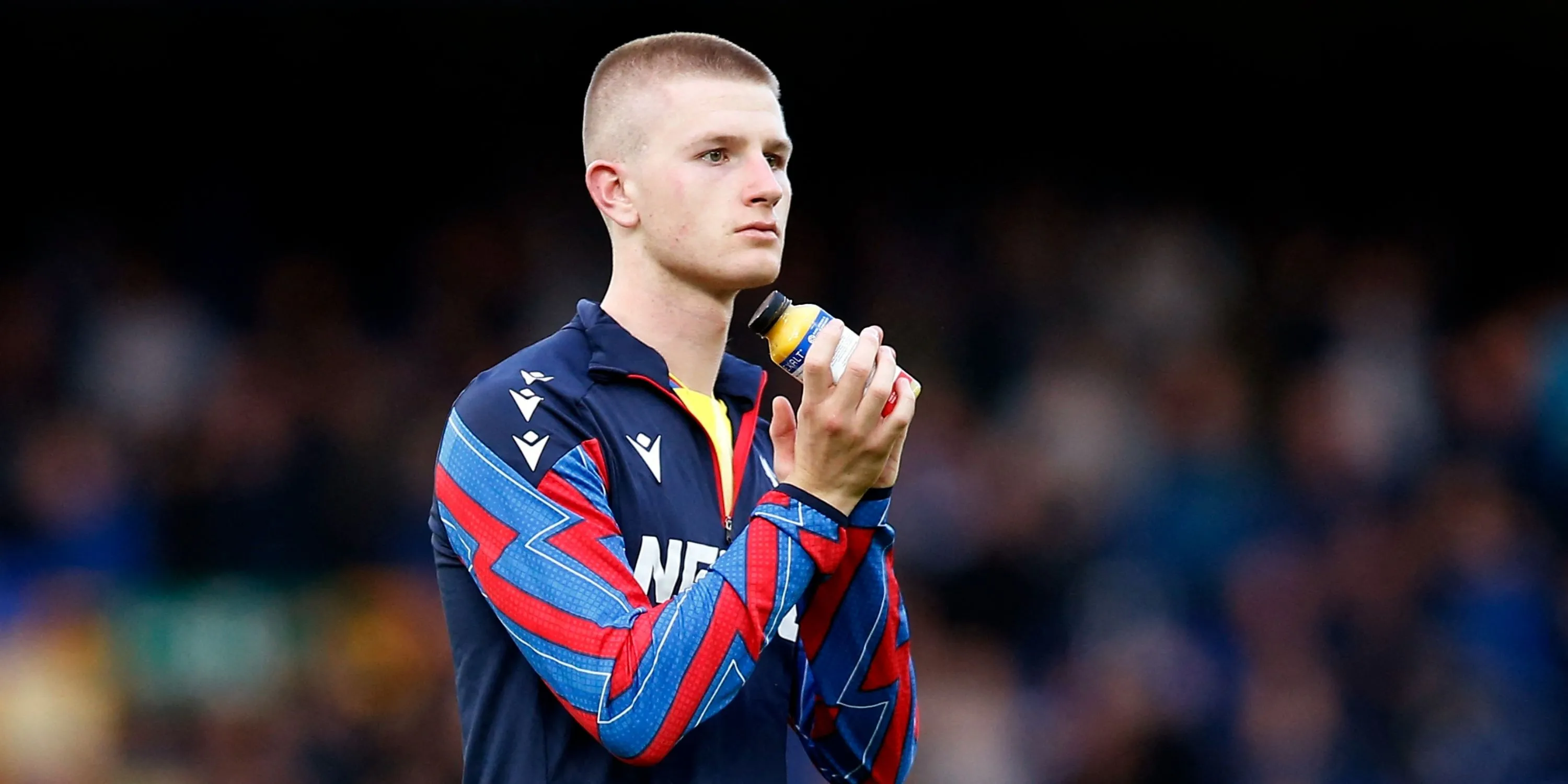 Tiền vệ Adam Wharton thi đấu cho Crystal Palace