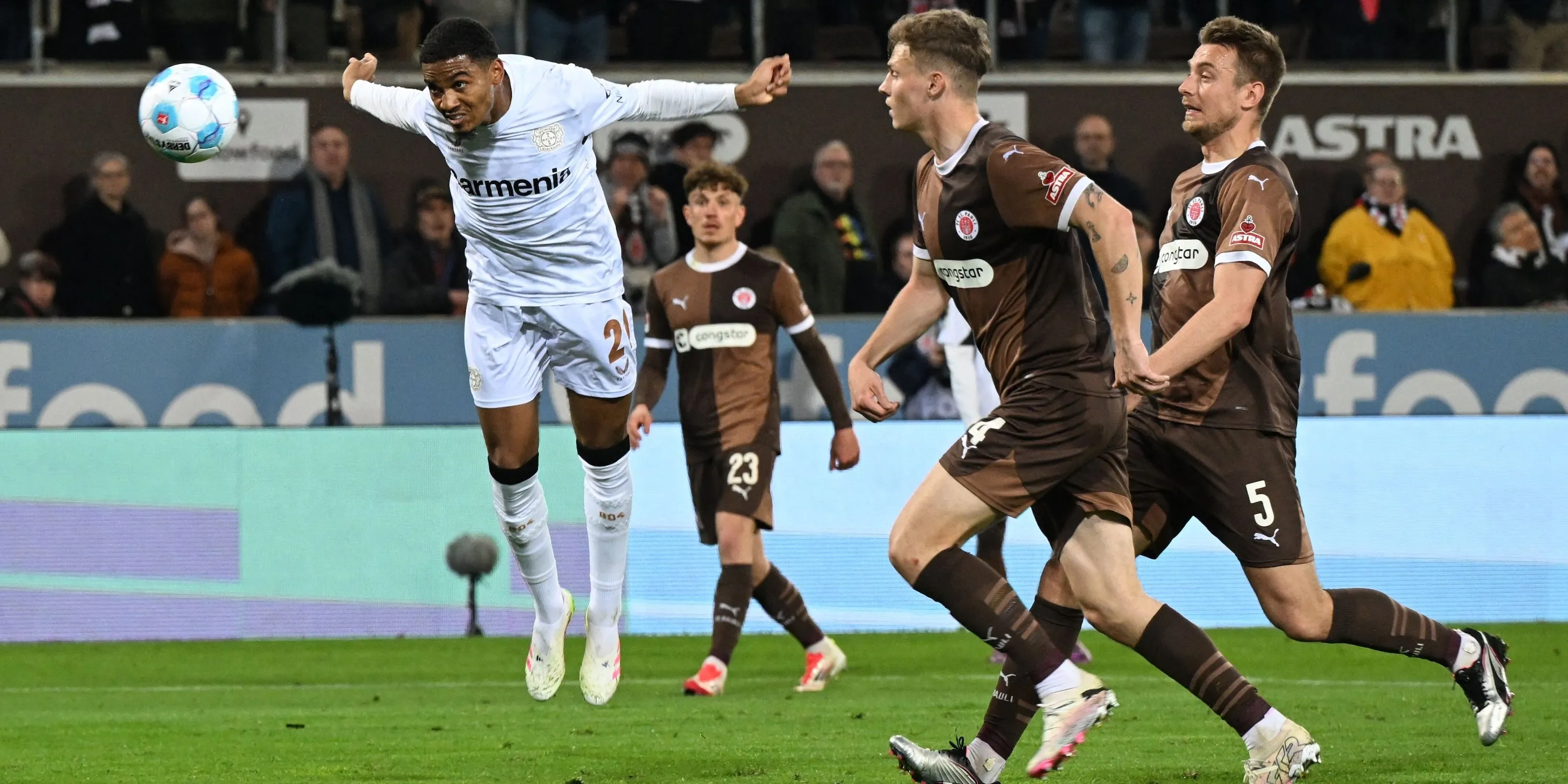 Tiền vệ cánh Amine Adli của Bayer Leverkusen trên sân cỏ, mục tiêu chuyển nhượng của Wolves