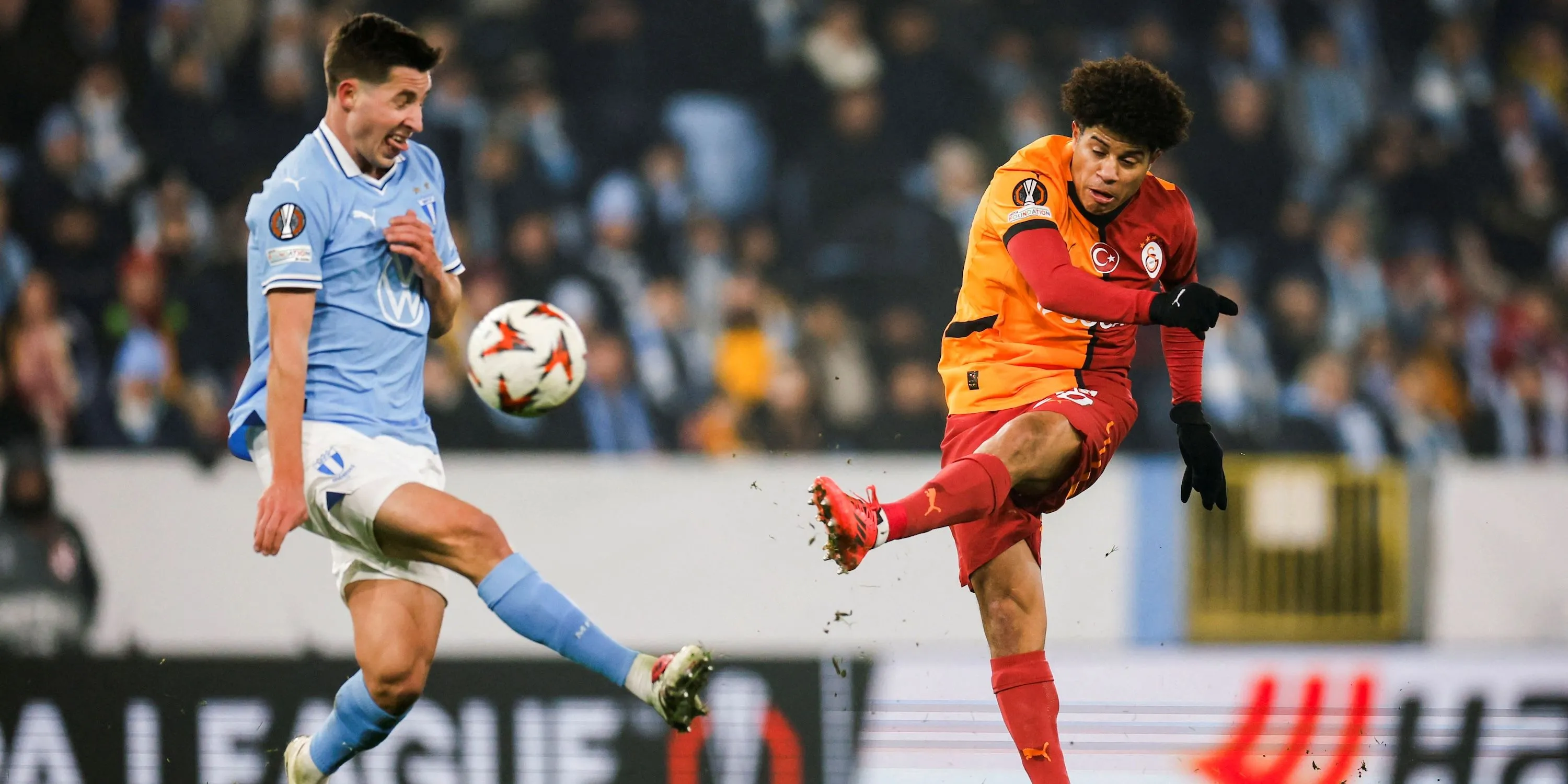 Tiền vệ Gabriel Sara của Galatasaray trong một pha dứt điểm, mục tiêu chuyển nhượng của Leeds United.