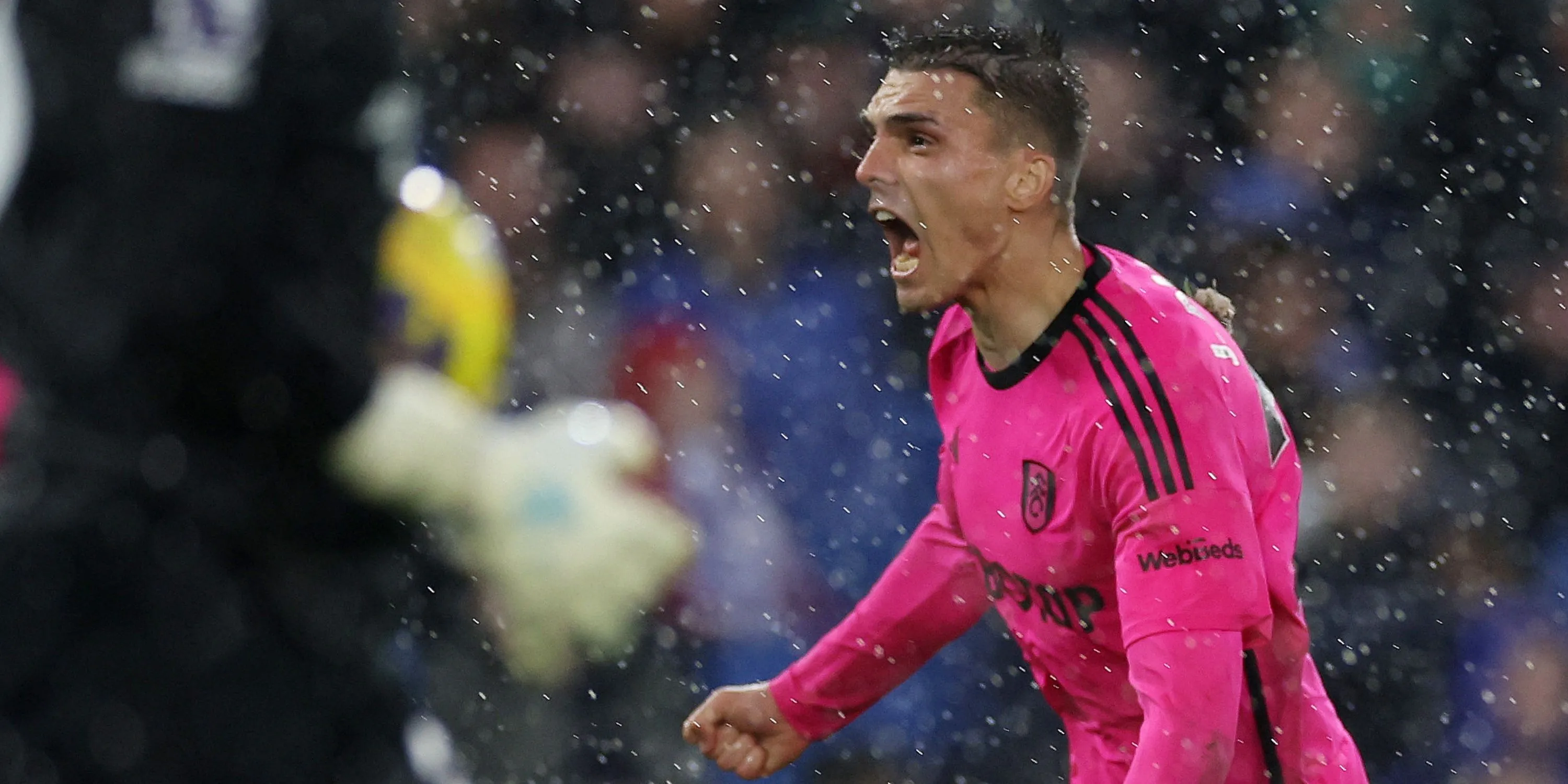 Tiền vệ phòng ngự Joao Palhinha của Fulham trong một pha tranh bóng tại Premier League