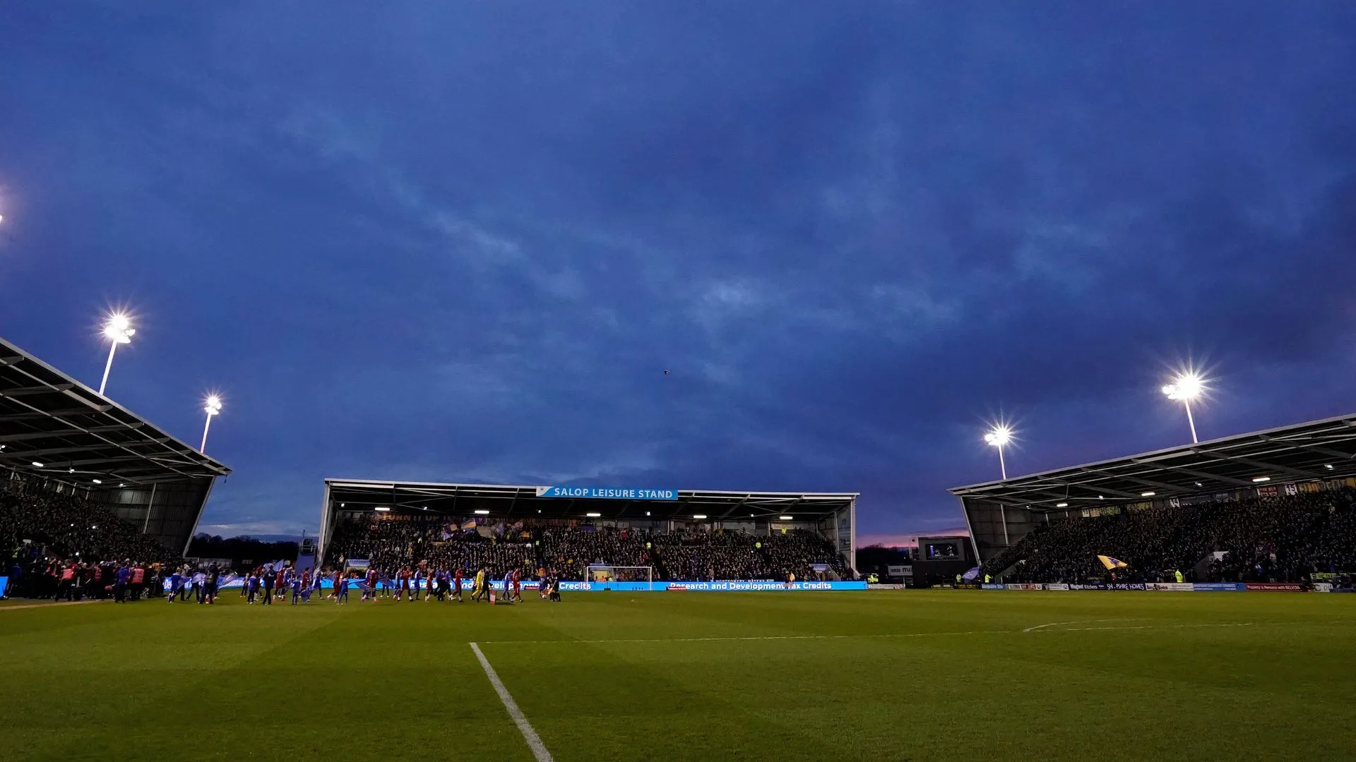 Toàn cảnh sân vận động Croud Meadow của Shrewsbury Town