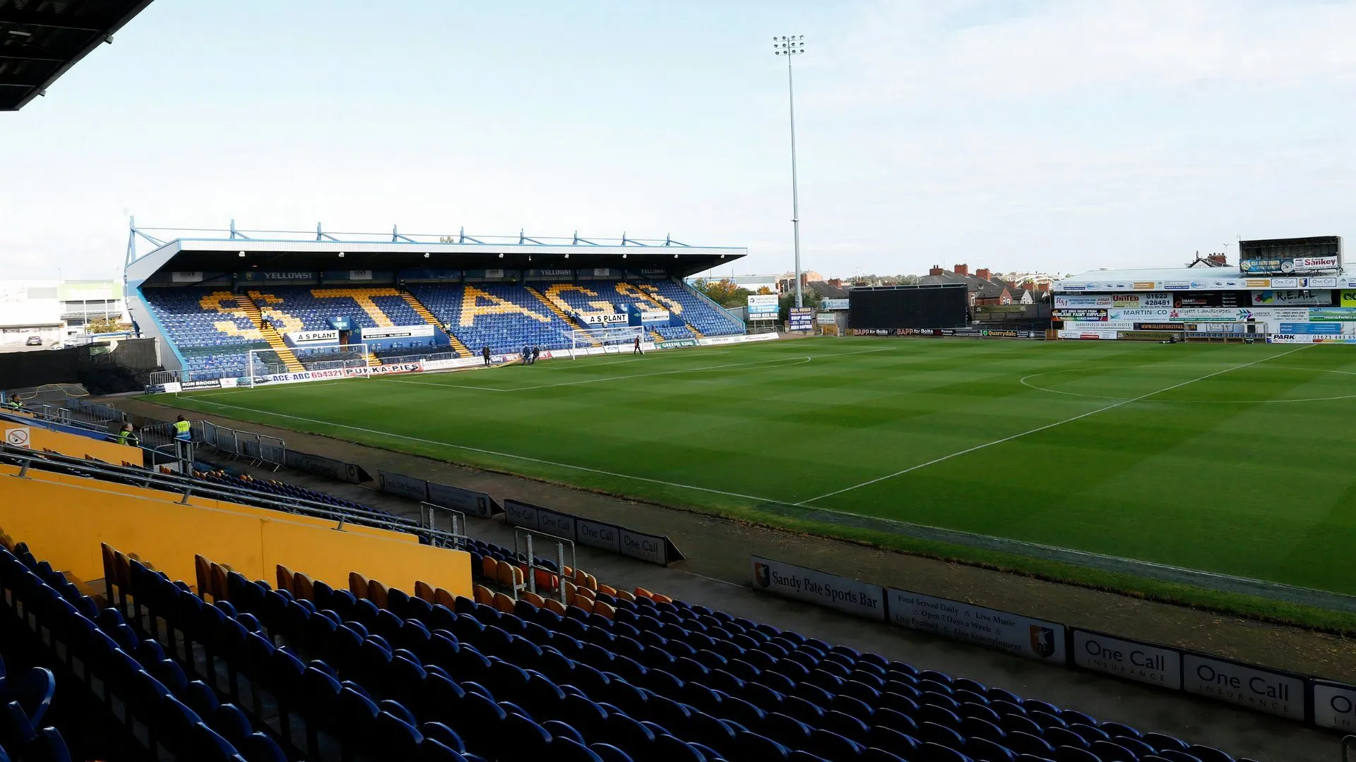 Toàn cảnh sân vận động Field Mill của Mansfield Town