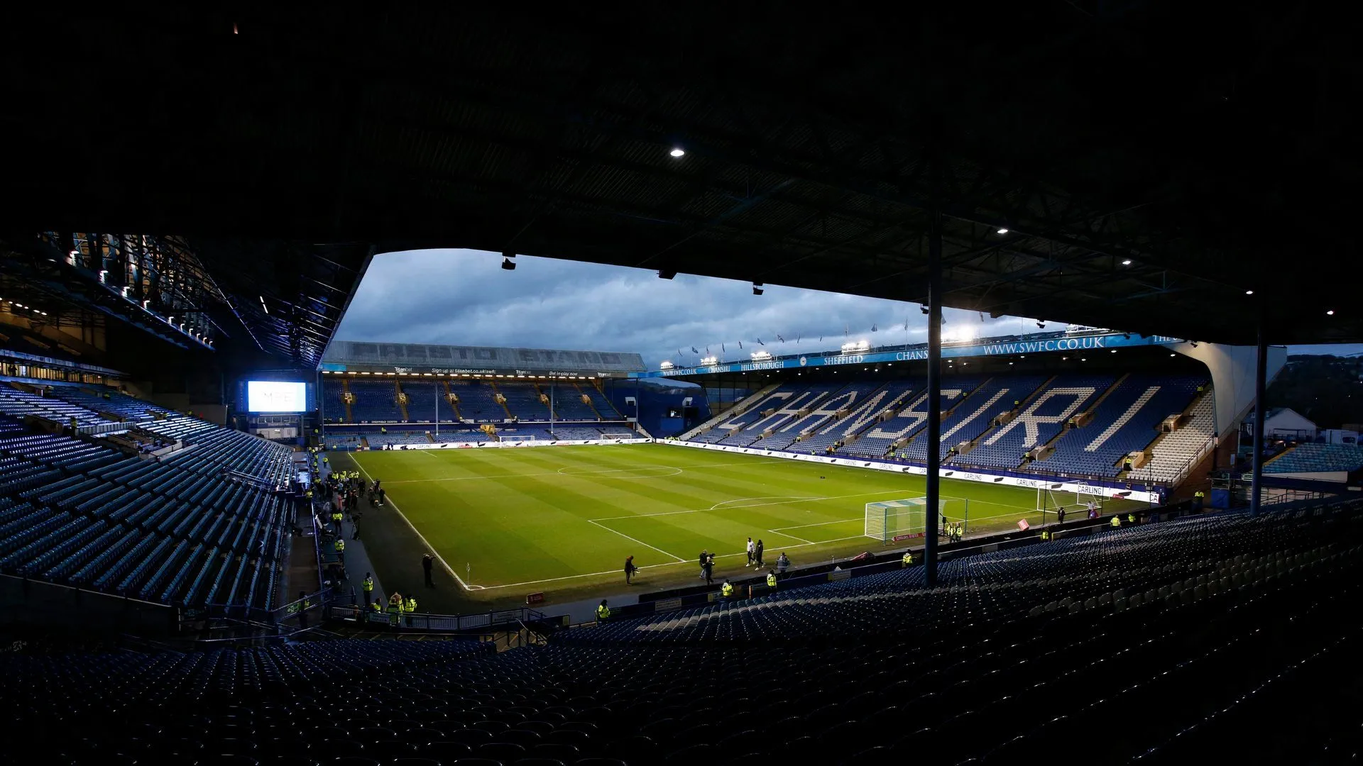 Toàn cảnh sân vận động Hillsborough của Sheffield Wednesday, biểu tượng cho tình hình nội bộ hỗn loạn và cần giải quyết gấp.