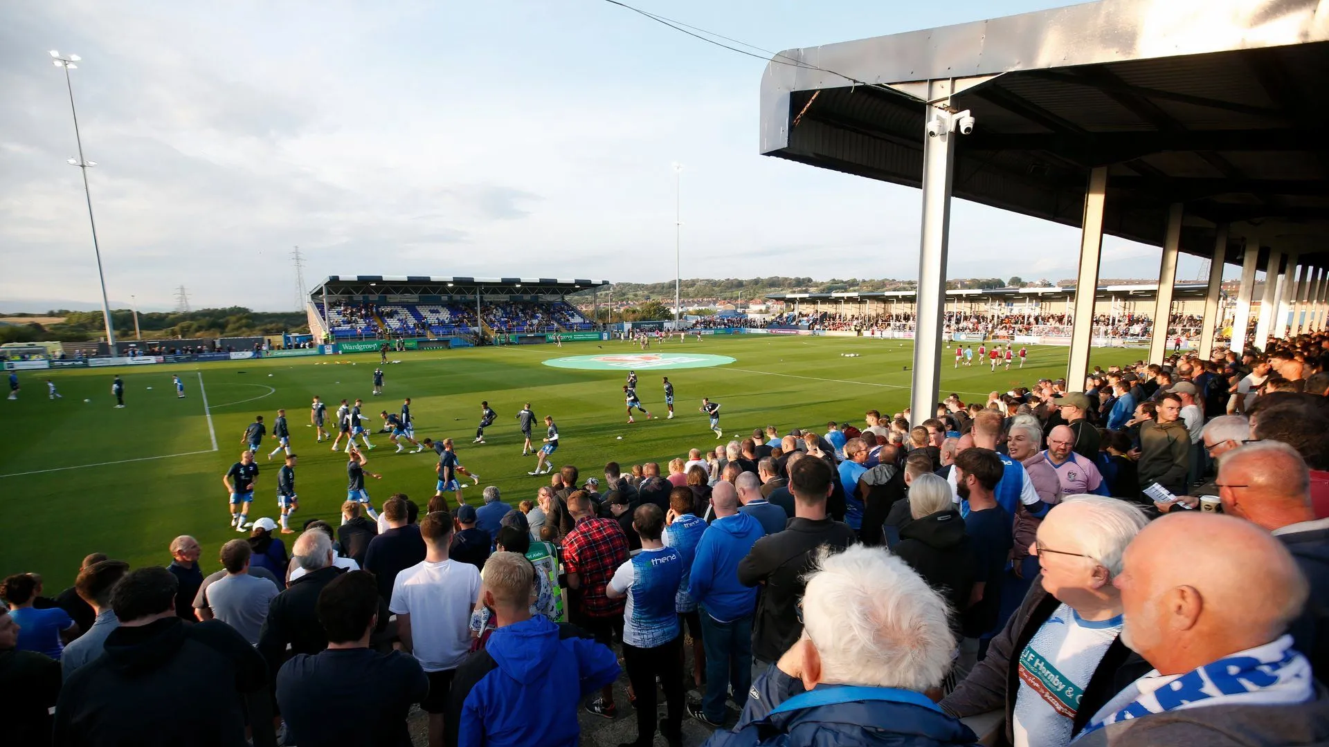 Toàn cảnh sân vận động Holker Street của Barrow AFC