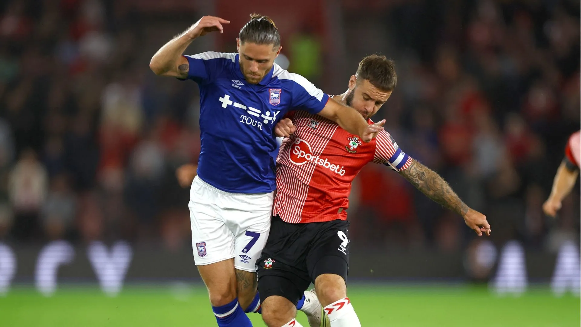 Wes Burns trong màu áo Ipswich Town, một biểu tượng của câu lạc bộ