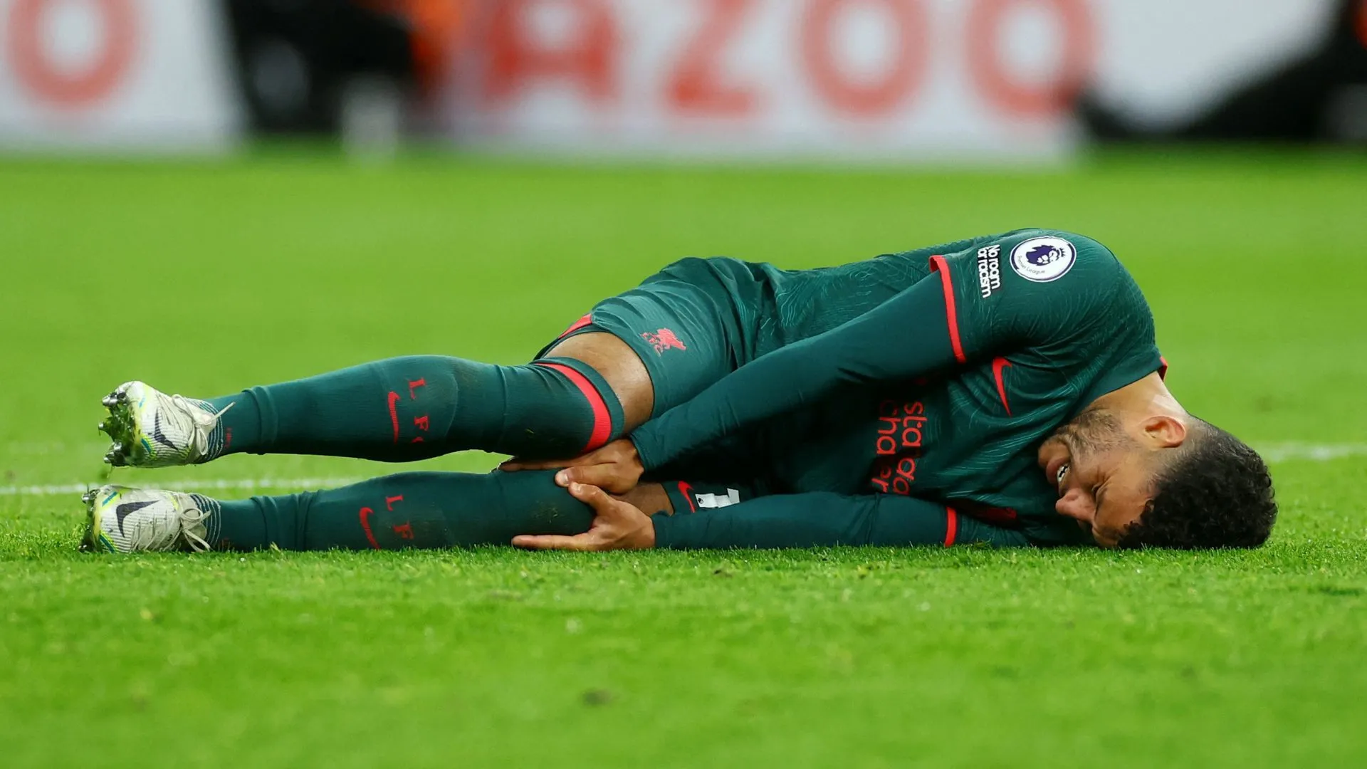Alex Oxlade-Chamberlain với biểu cảm thất vọng, phản ánh quãng thời gian khó khăn tại Besiktas do chấn thương và không được trọng dụng.
