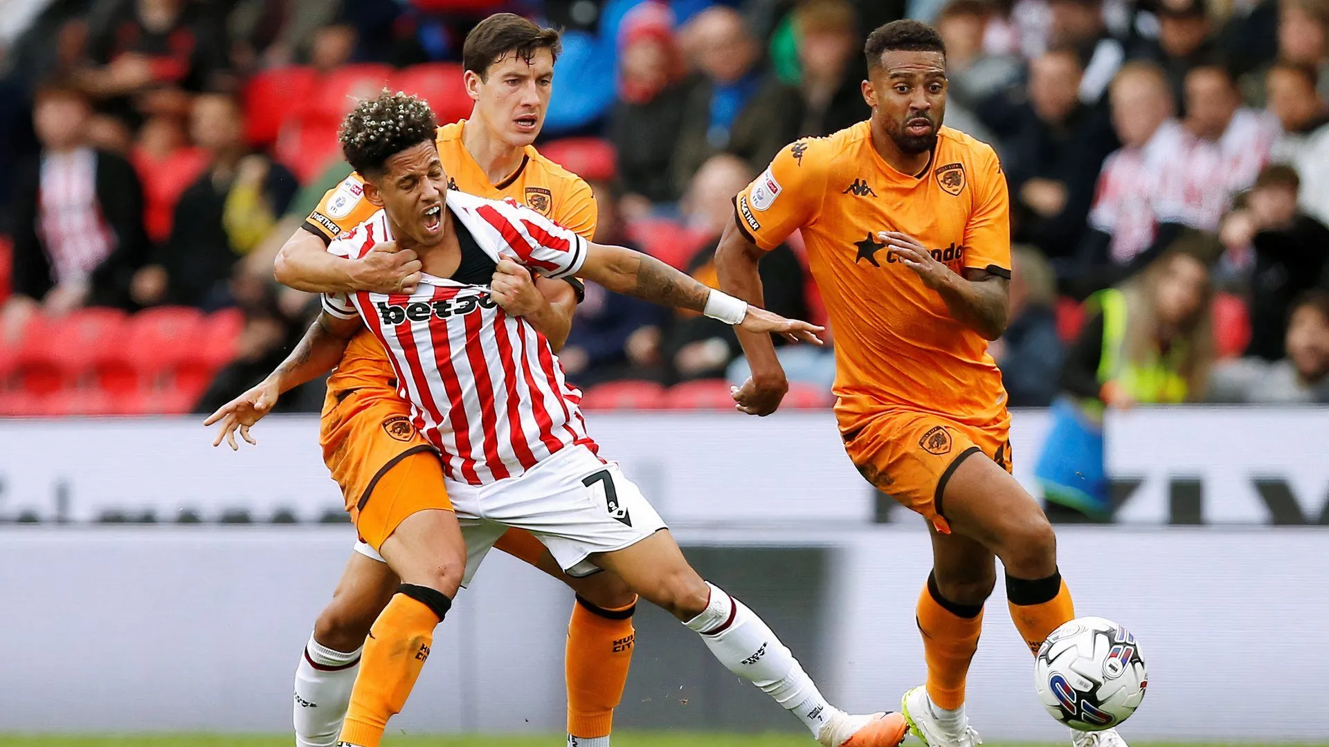 Andre Vidigal, cầu thủ chạy cánh của Stoke City, đang trong một pha xử lý bóng, hy vọng tìm được bến đỗ mới để thi đấu thường xuyên hơn.