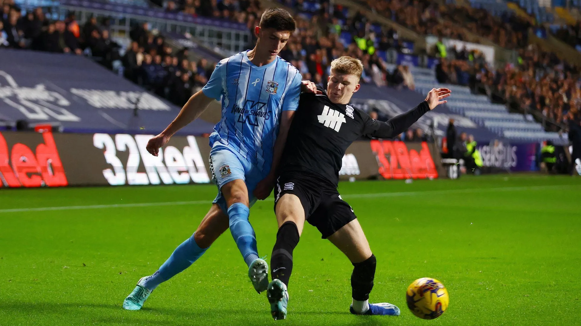 Bobby Thomas trong màu áo Coventry City, một trong những hậu vệ tài năng đang được săn đón trên thị trường chuyển nhượng.