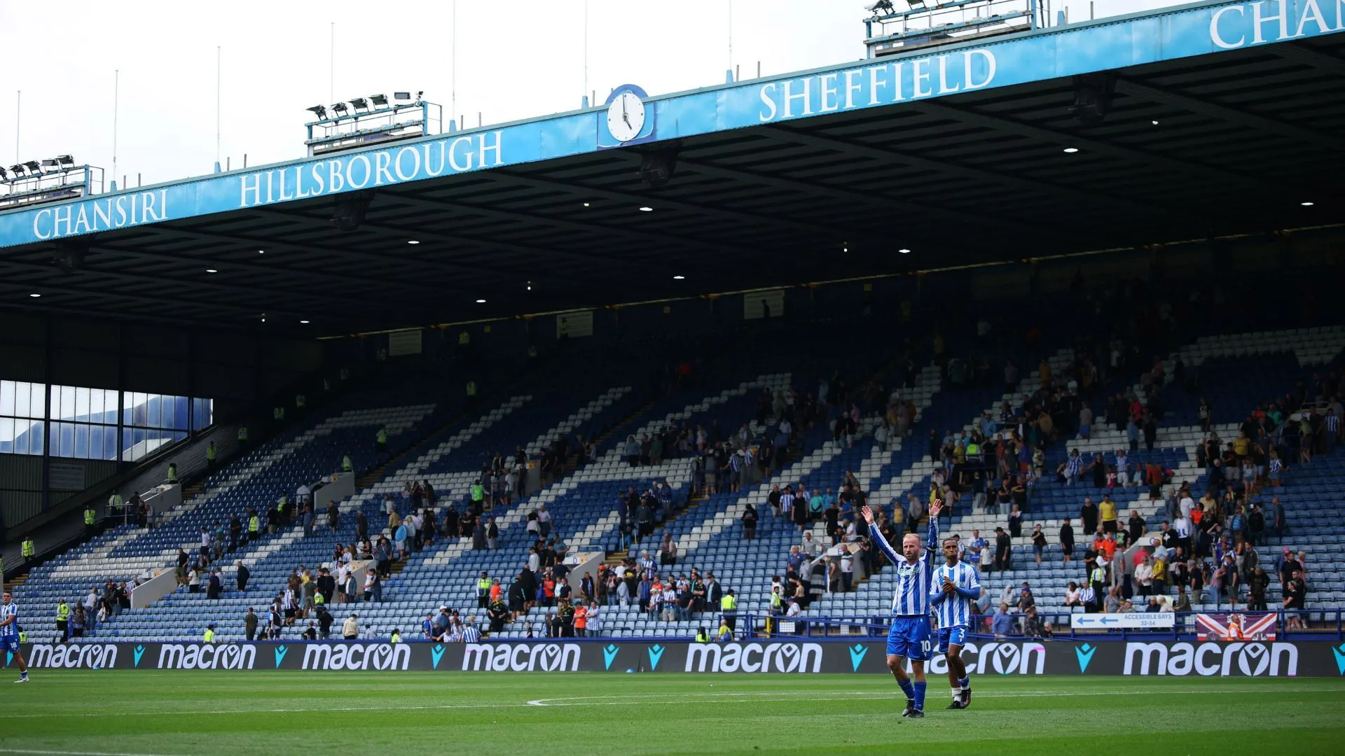 Cảnh khán đài North Stand sân Hillsborough trong trận Sheffield Wednesday gặp Stoke City, cho thấy số lượng khán giả thưa thớt so với trận đầu mùa trước.