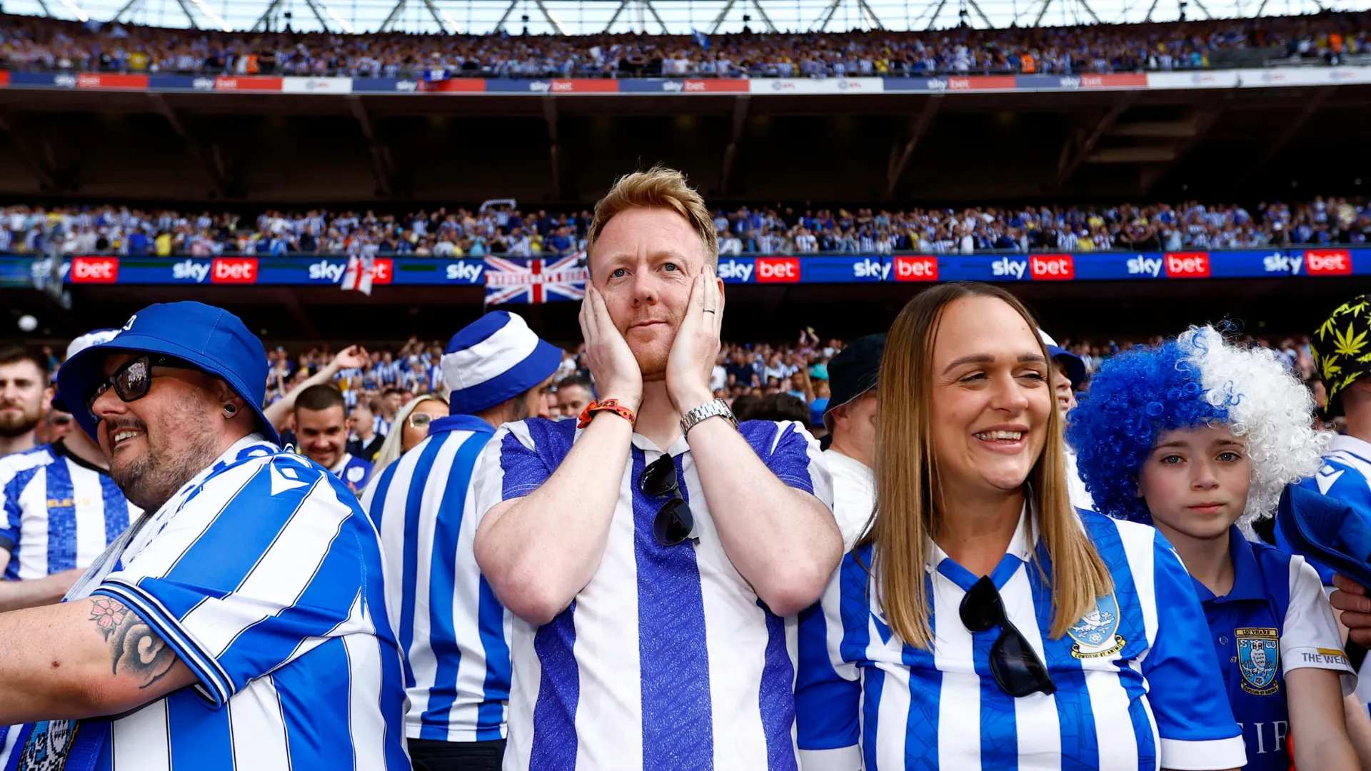 Cổ động viên Sheffield Wednesday tại Sân vận động Wembley, nơi thắp lên những hy vọng mới cho Bầy Cú.