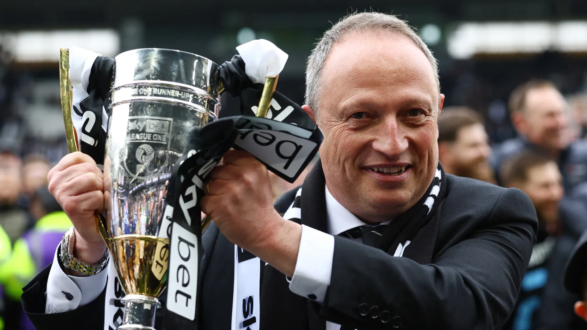 David Clowes, ông chủ Derby County, ăn mừng cùng cầu thủ sau trận đấu