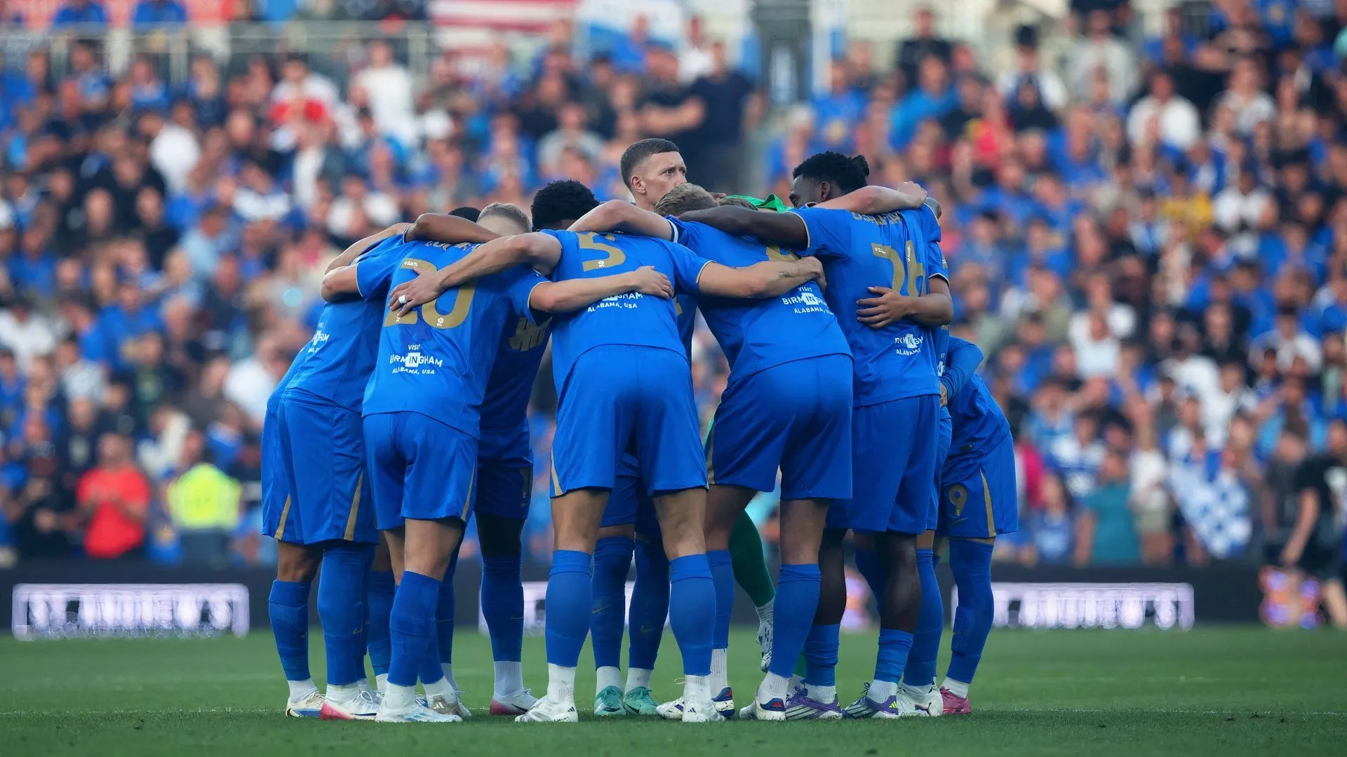 Đội hình Birmingham City ăn mừng bàn thắng, thể hiện tinh thần đoàn kết và khát khao chiến thắng ở Championship